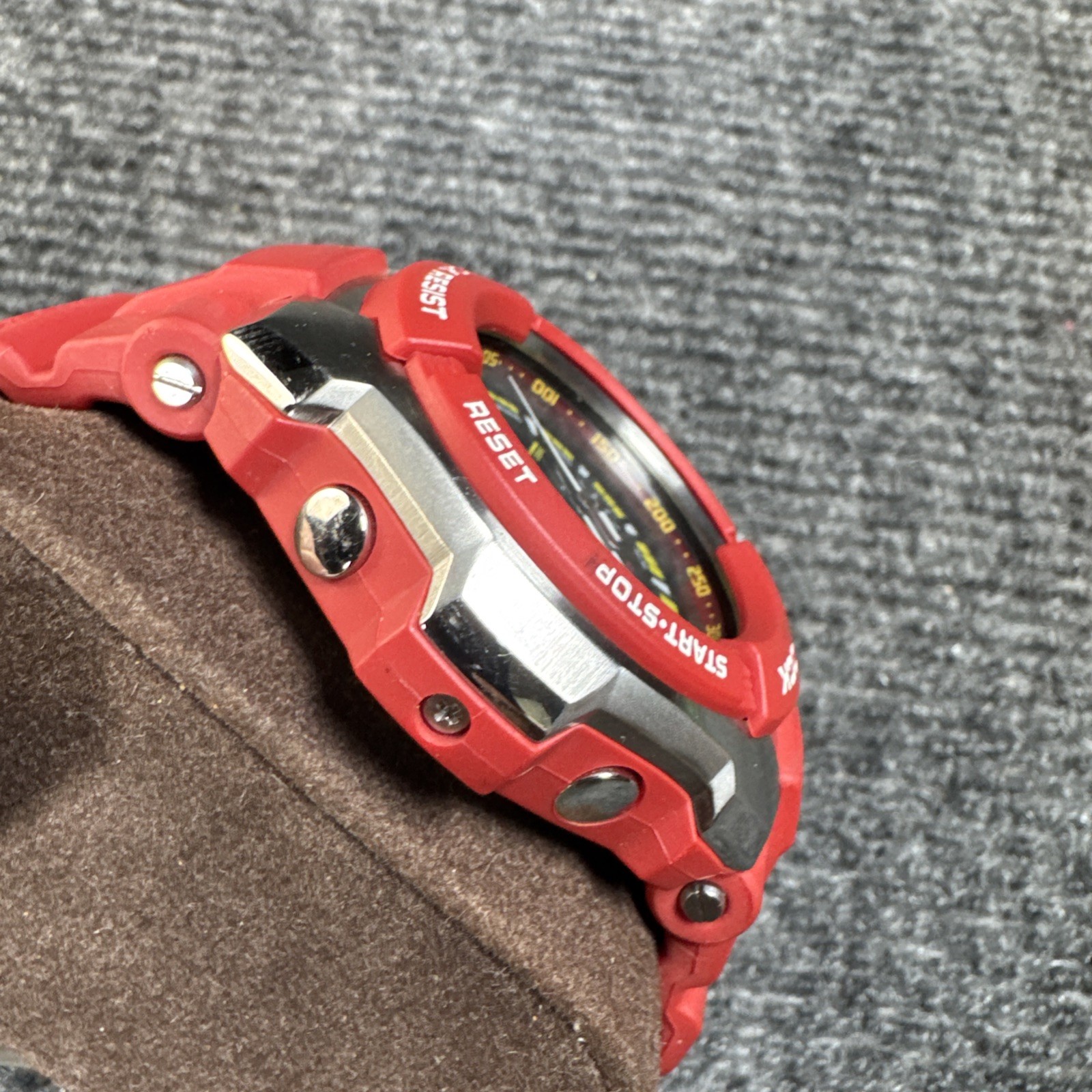 CASIO G-SHOCK Watch G-1010 Red Analog Digital Shock Resistant WR20BAR 200 m