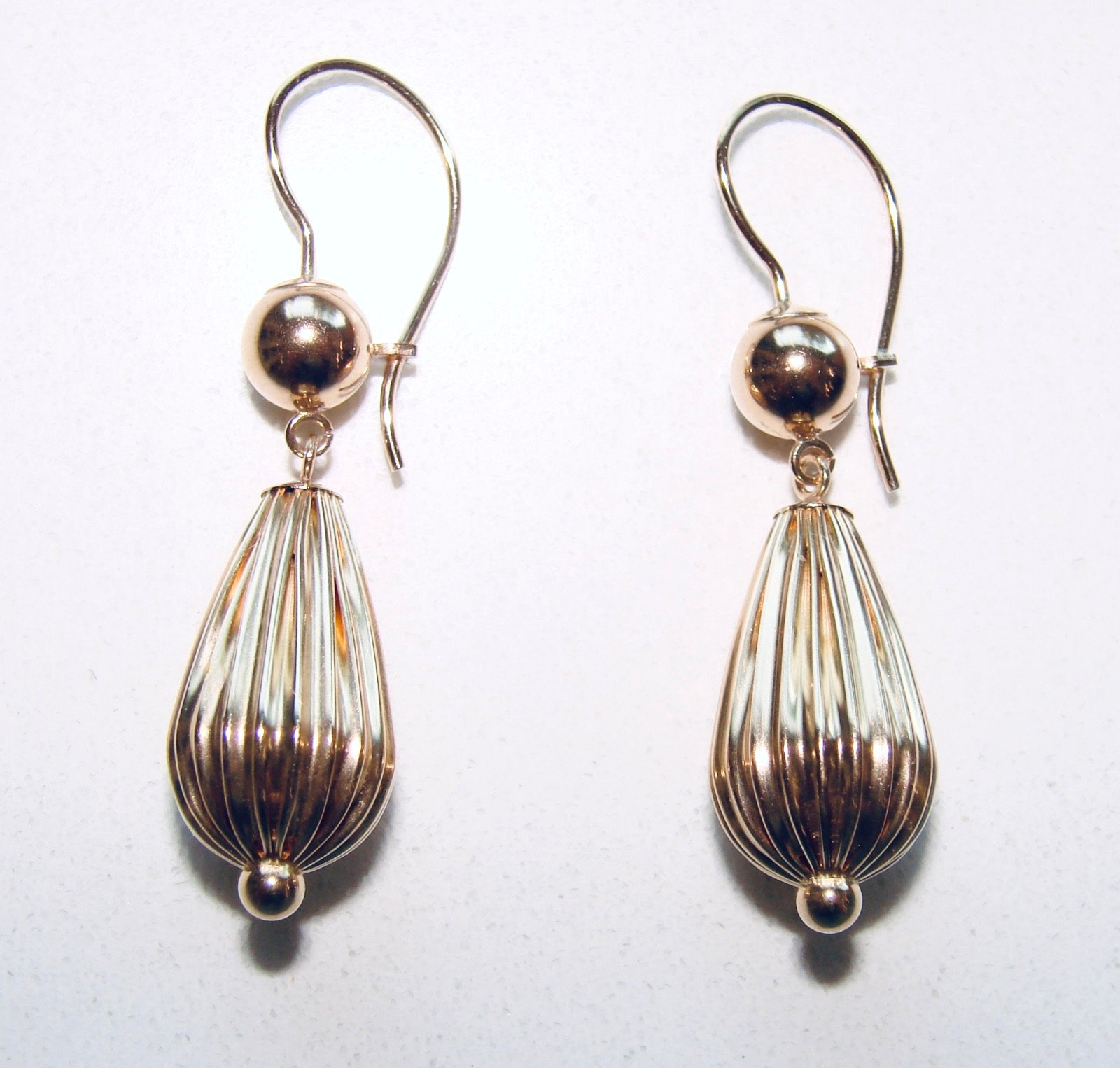 ETERNAGOLD 14K YELLOW GOLD RIBBED DANGLE TEAR DROP EARRINGS 1.6G