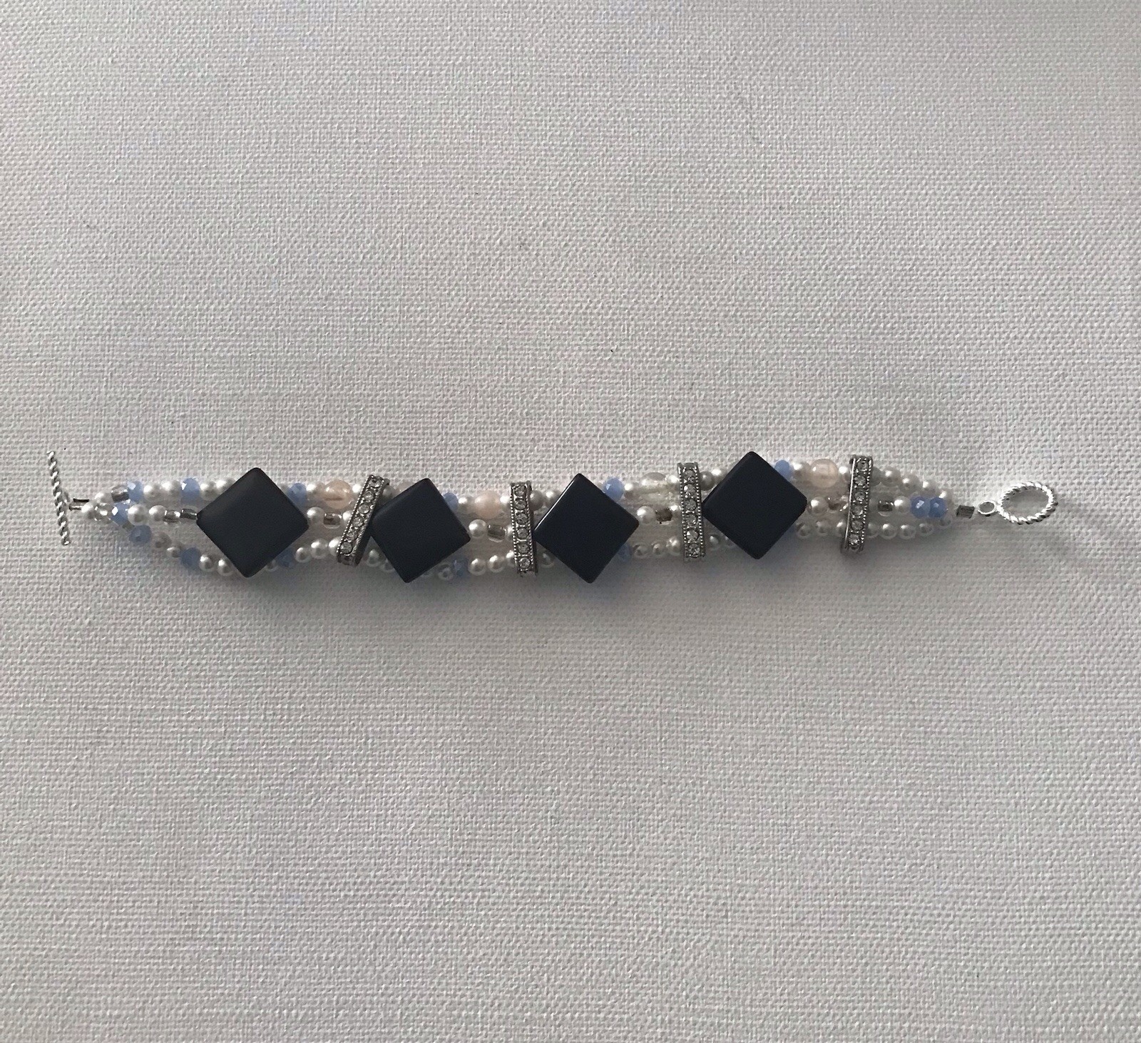 Black, White, Pink, Blue Beaded Bracelet Silver Tone Toggle Clasp 7.5”