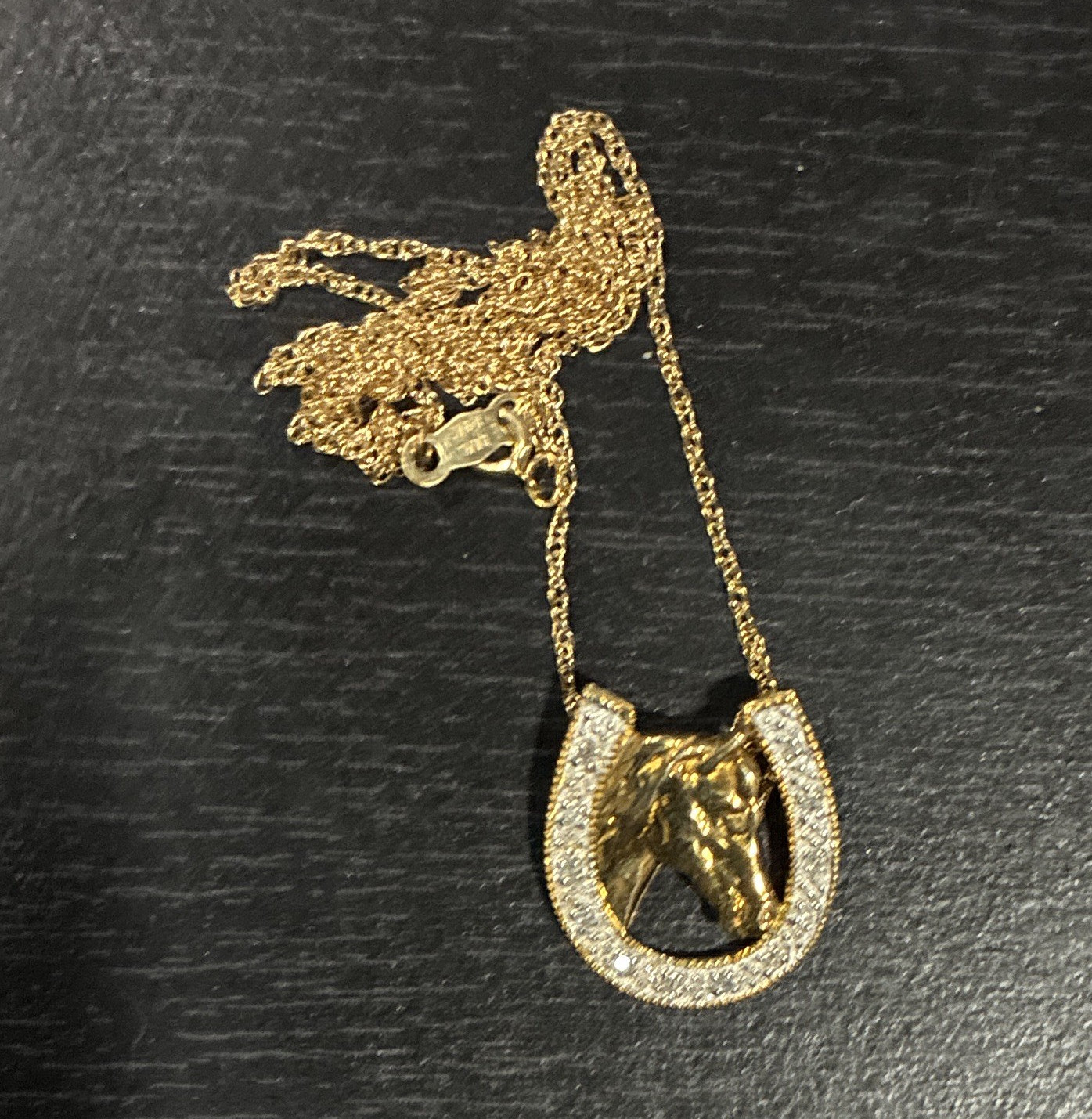 HORSESHOE-SHAPED PENDANT WITH HORSE PROFILE