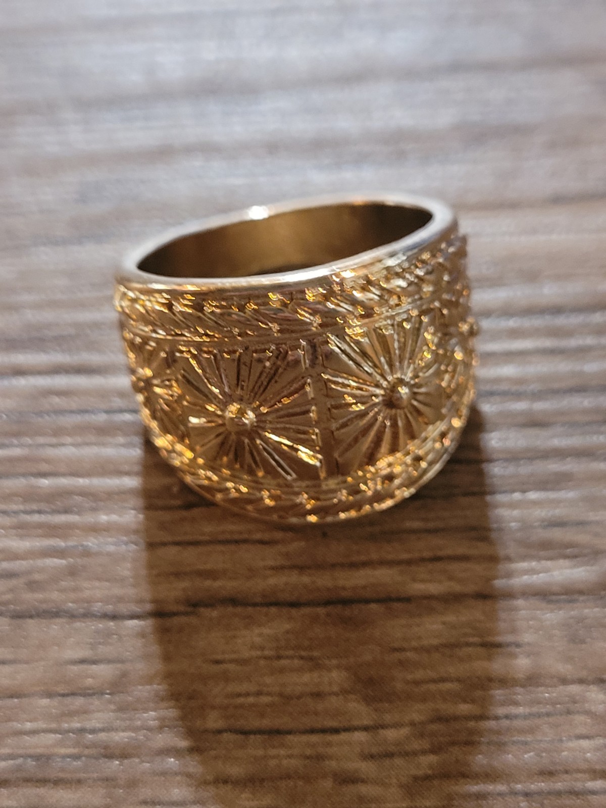 Wide Goldtone Band Ring Floral Star Design Women’s Fashion Costume Jewelry