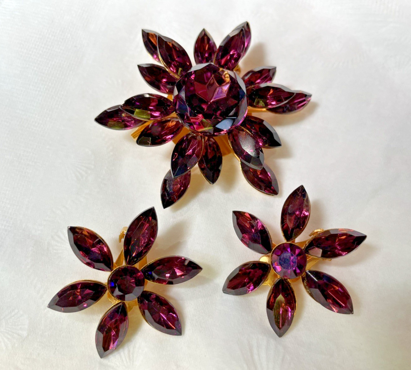 VTG Purple Ruby Red Rhinestone Brooch & Clip-On Earrings Set Mid Century Glam