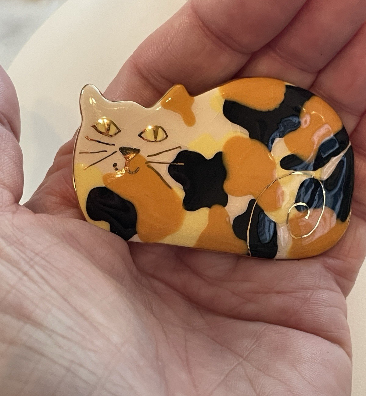Vtg Ceramic Enamel Brooch Calico Cat Kitty Pin Sitting Laying Costume Jewelry