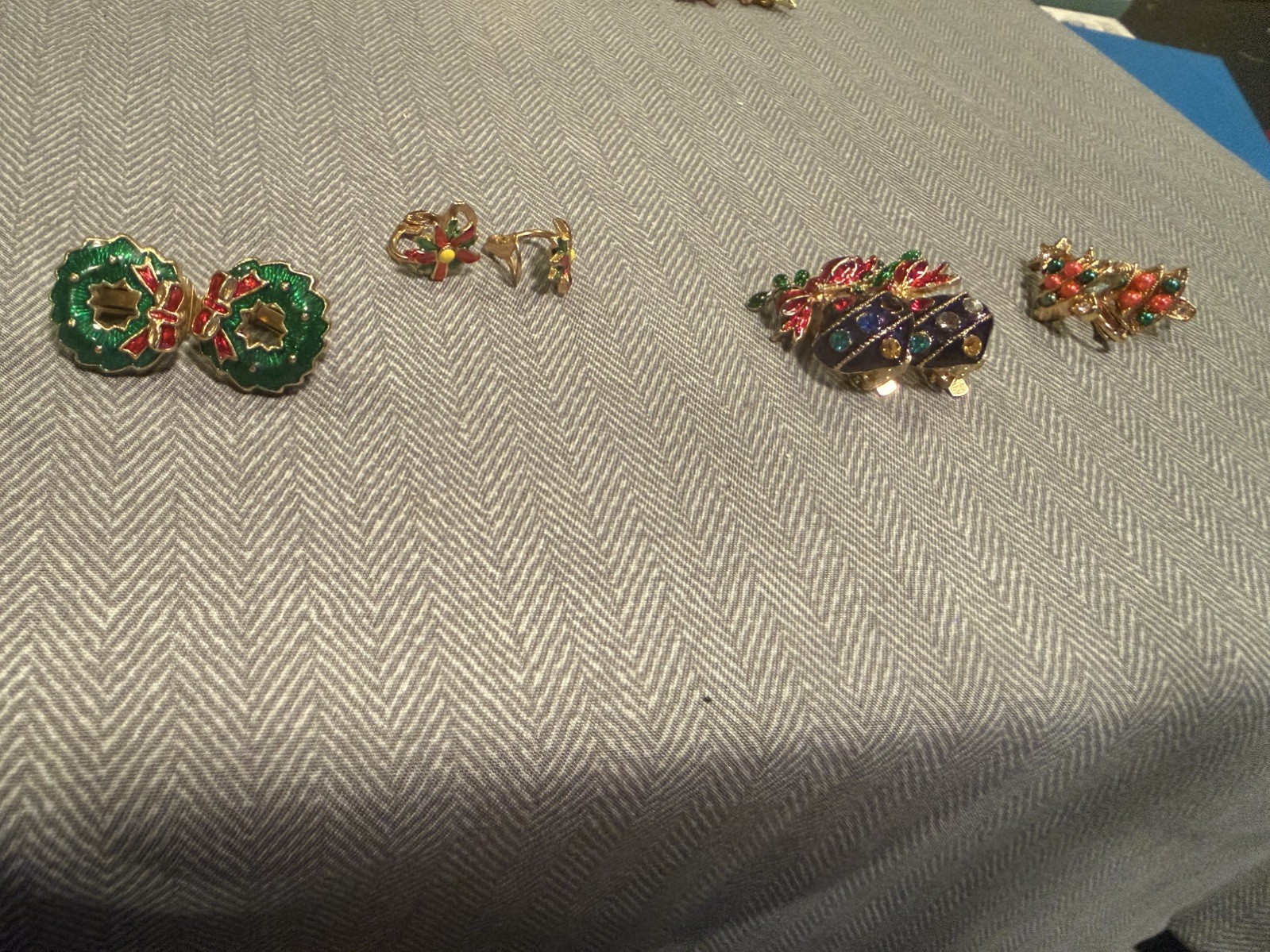 Christmas Clip-on Earrings Wreath, Poinsettia, tree & ornament Excellent con.