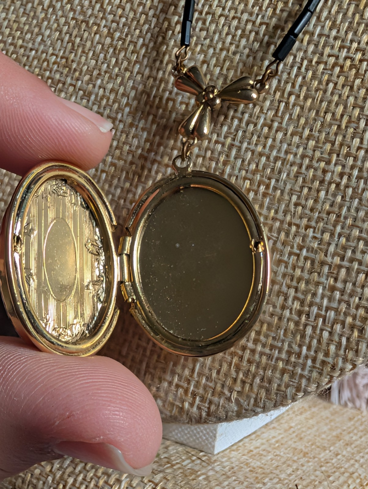Vtg 1928 Jewelry Co Floral Locket Necklace Long 30″ Black Rose Bead