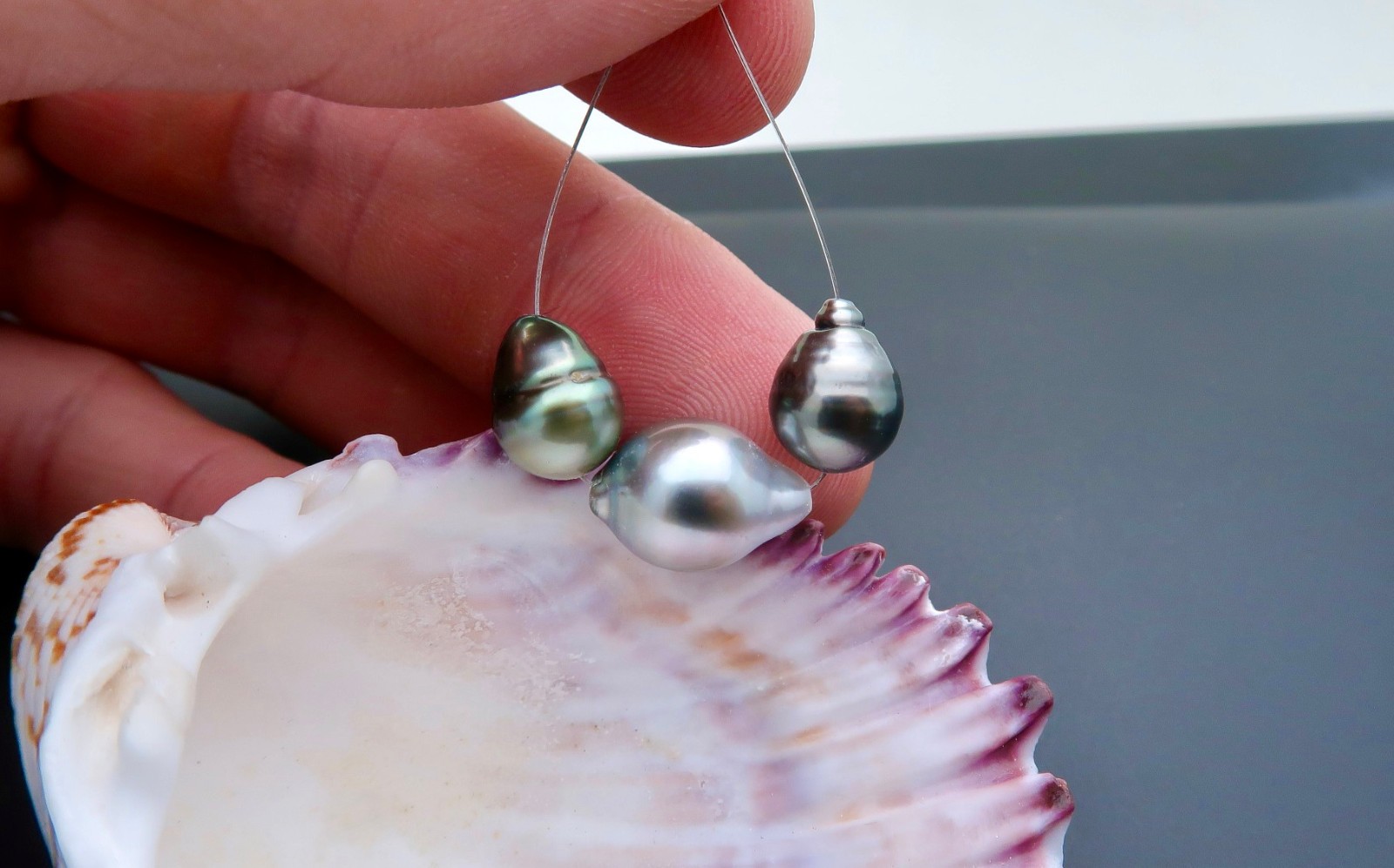 3 GORGEOUS AA+ TAHITIAN BLACK SILVER PEACOCK CULTURED PEARLS – 8.6 – 12.2mm