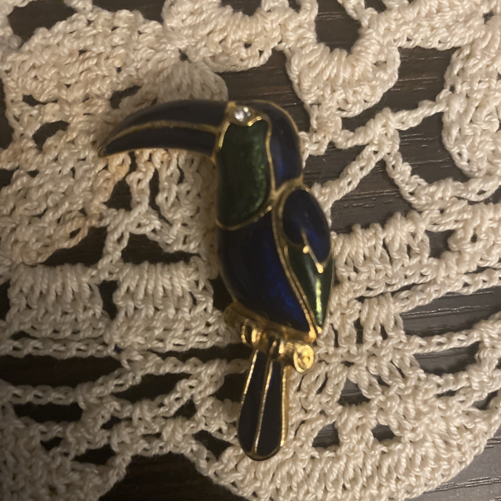 Vtg Gold Tone Metal and Enamel Rhinestone Eye Toucan Tropical Bird Brooch Pin
