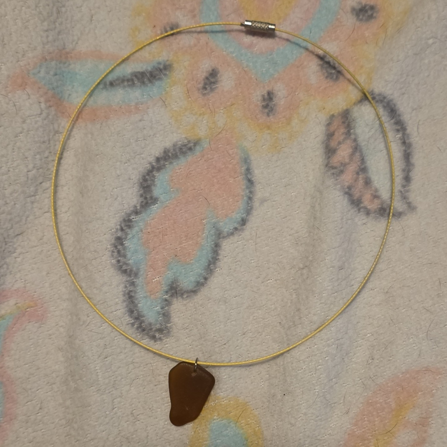 Yellow Plastic Wire Choker Necklace Brown Sea Glass Charm Pendant Magnetic 6 in