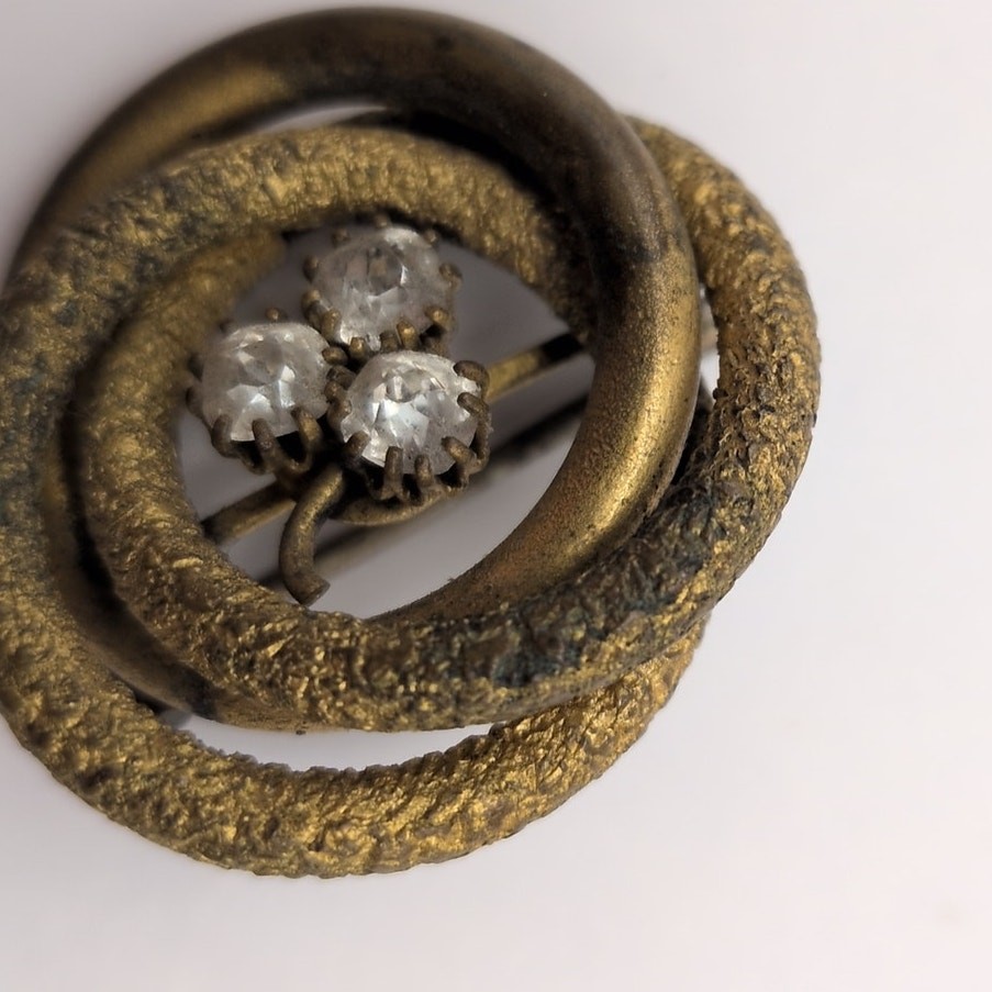 VTG Antique Love Knot Paste Rhinestone Tube Hinge C-Clasp Gold Tone Brooch Pin