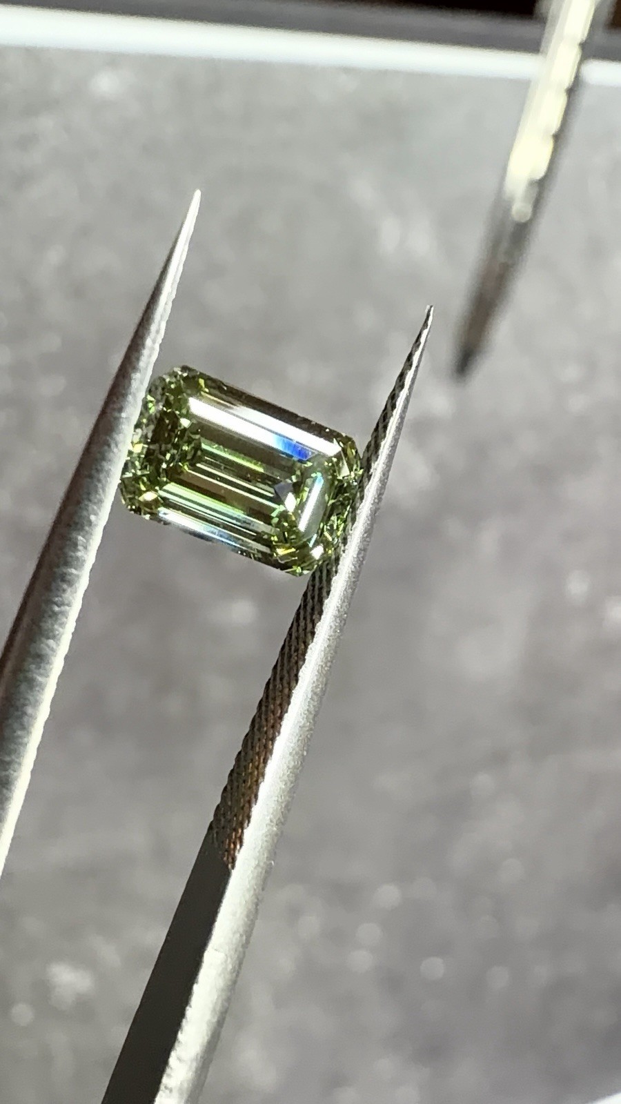 IGI Lab-Grown Emerald Cut Diamond 1.05ct Fancy Vivid Green VVS2 CVD