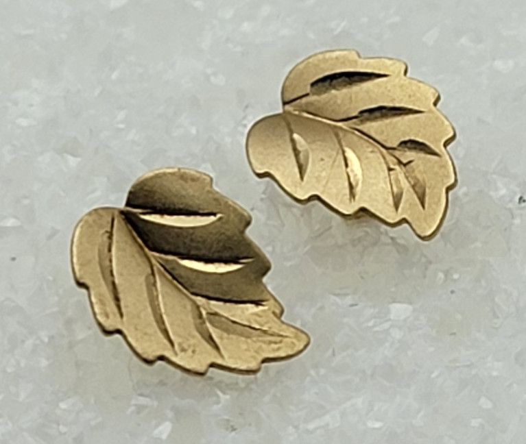 Vintage 14K Yellow Gold Leaf Stud Earrings Nature Botanical Minimalist 10.6mm