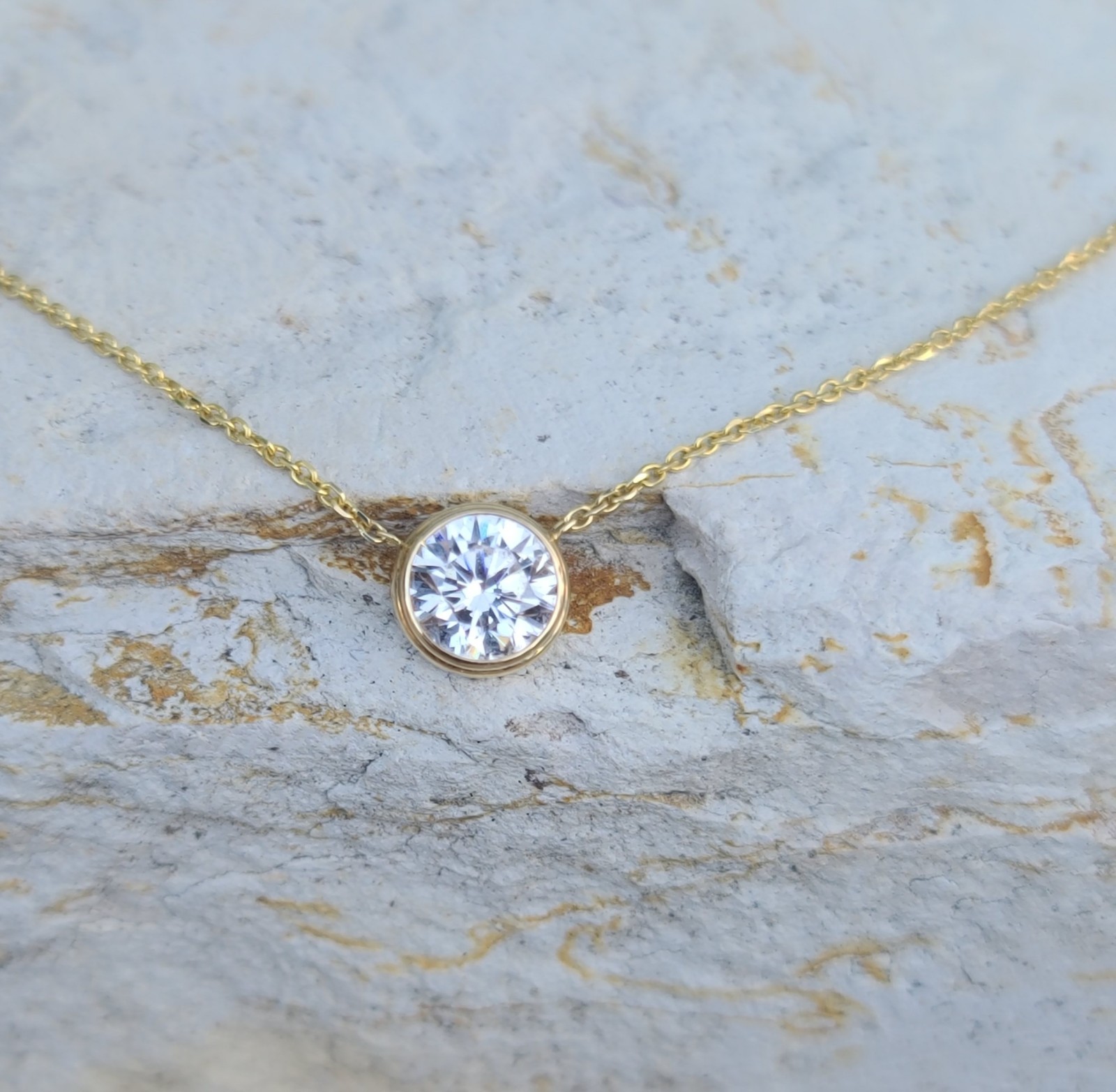 14k Solid Yellow Gold AAA Iced Station Pendant Chain Necklace 18″ Signed 2.27gr