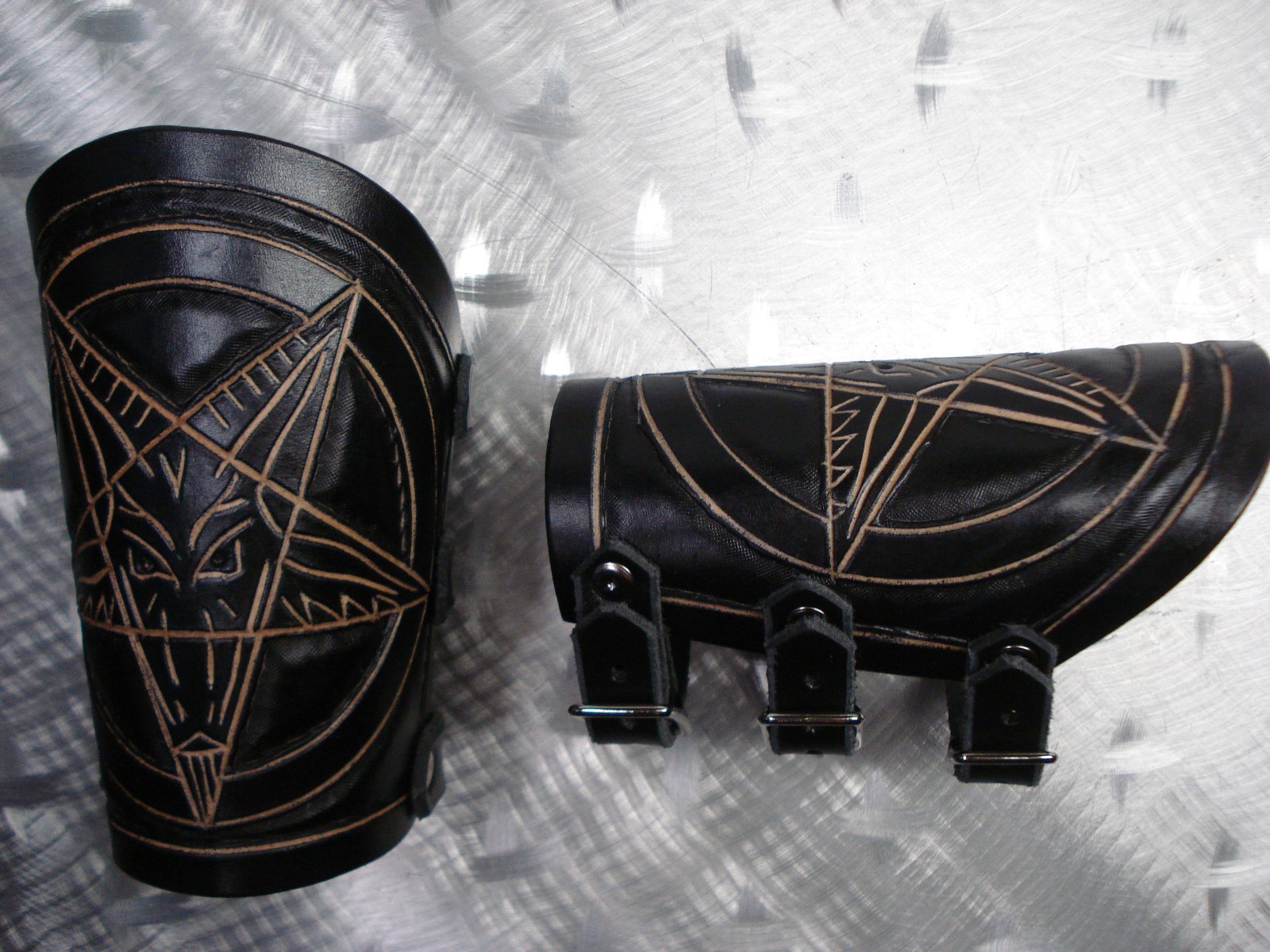 SETHERIAL.. LEATHER CARVED PENTAGRAM GAUNTLET. BLACK METAL (MDLG0329)