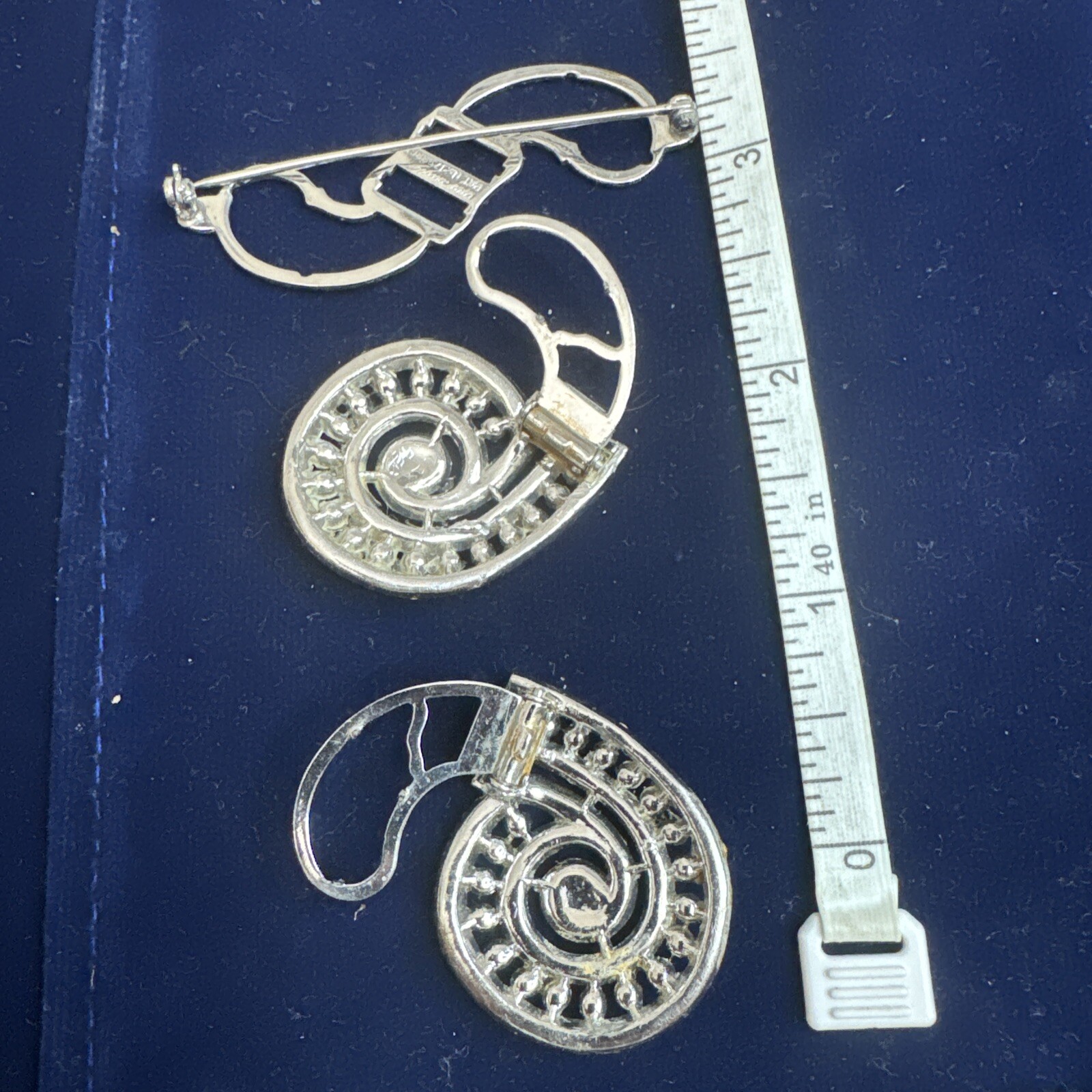 coro duette Gorgeous Swirl Brooch Fur Dress Clip Silver Tone Clear Rhinestones