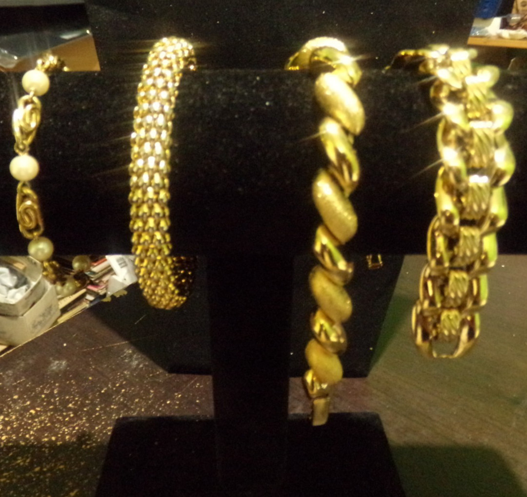 VINTAGE ESTATE FIND OF GOLD BRACELET LOT OF 4