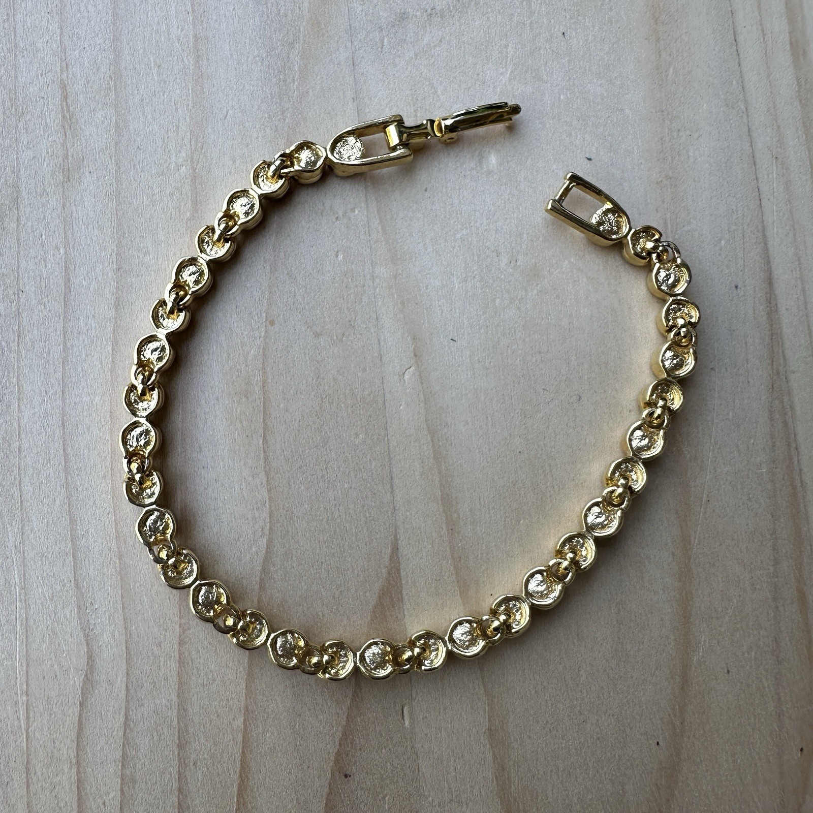VTG Tennis Style Bracelet 7.25 Fold-Over Clasp Purple Crystals Yellow Gold Plate