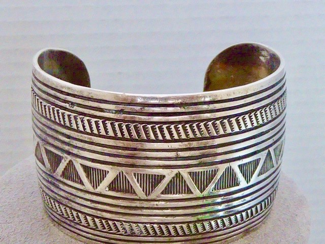 VINTAGE AMAZING NATIVE AMERICAN NAVAJO STAMPED DESIGN WIDE 1 5/8″ 925 BRACELET