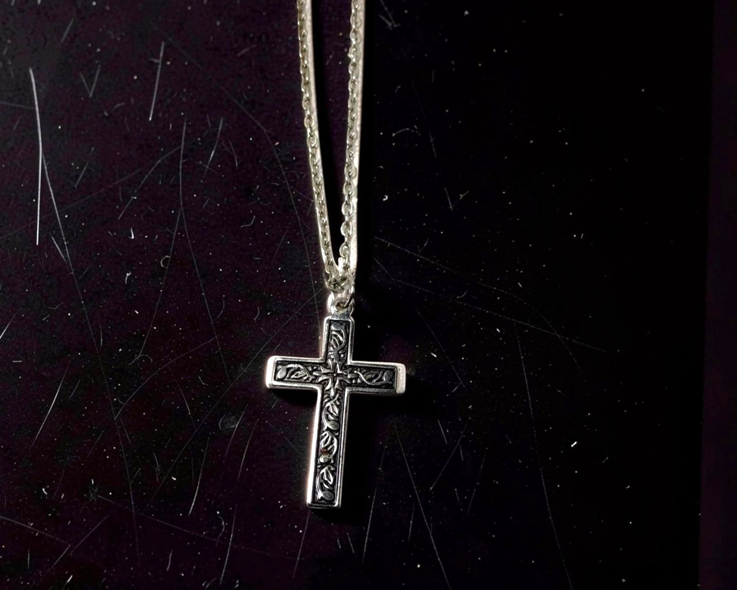 Vintage 10″L Chain Link Necklace W/Swirl Design Cross