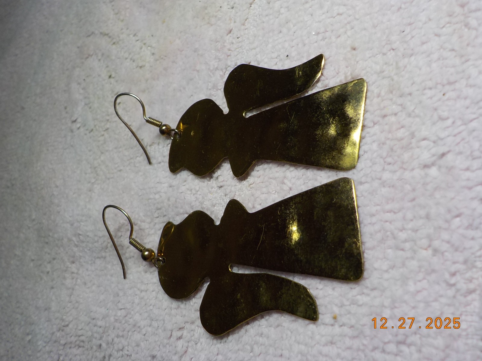 HAMMERED BRASS ANGEL SHAPED HOOK-ON WIRE EARRINGS TOTAL LENGTH 2 3/4″