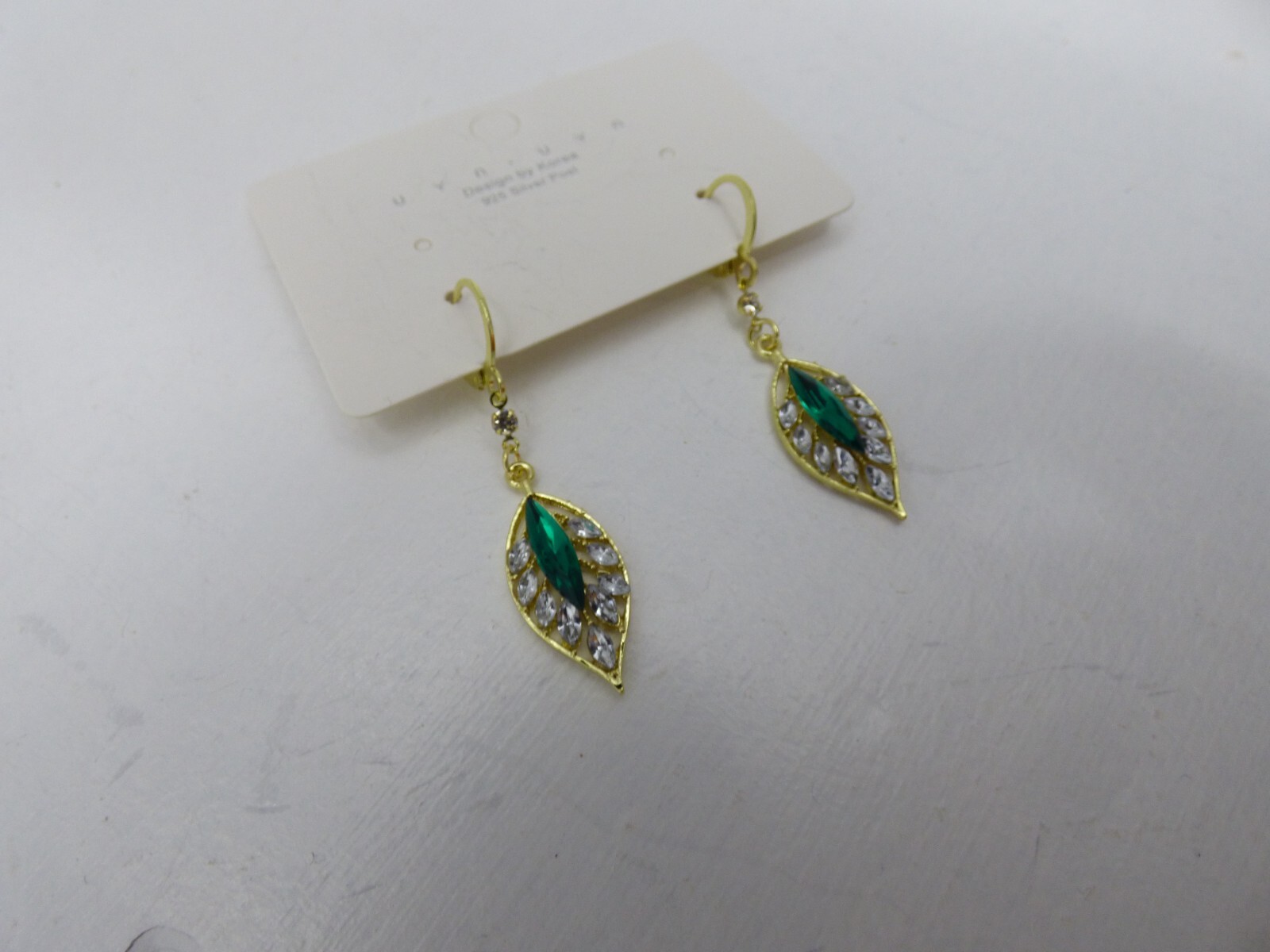 Ladies Uyn Uyn pretty earrings (New)
