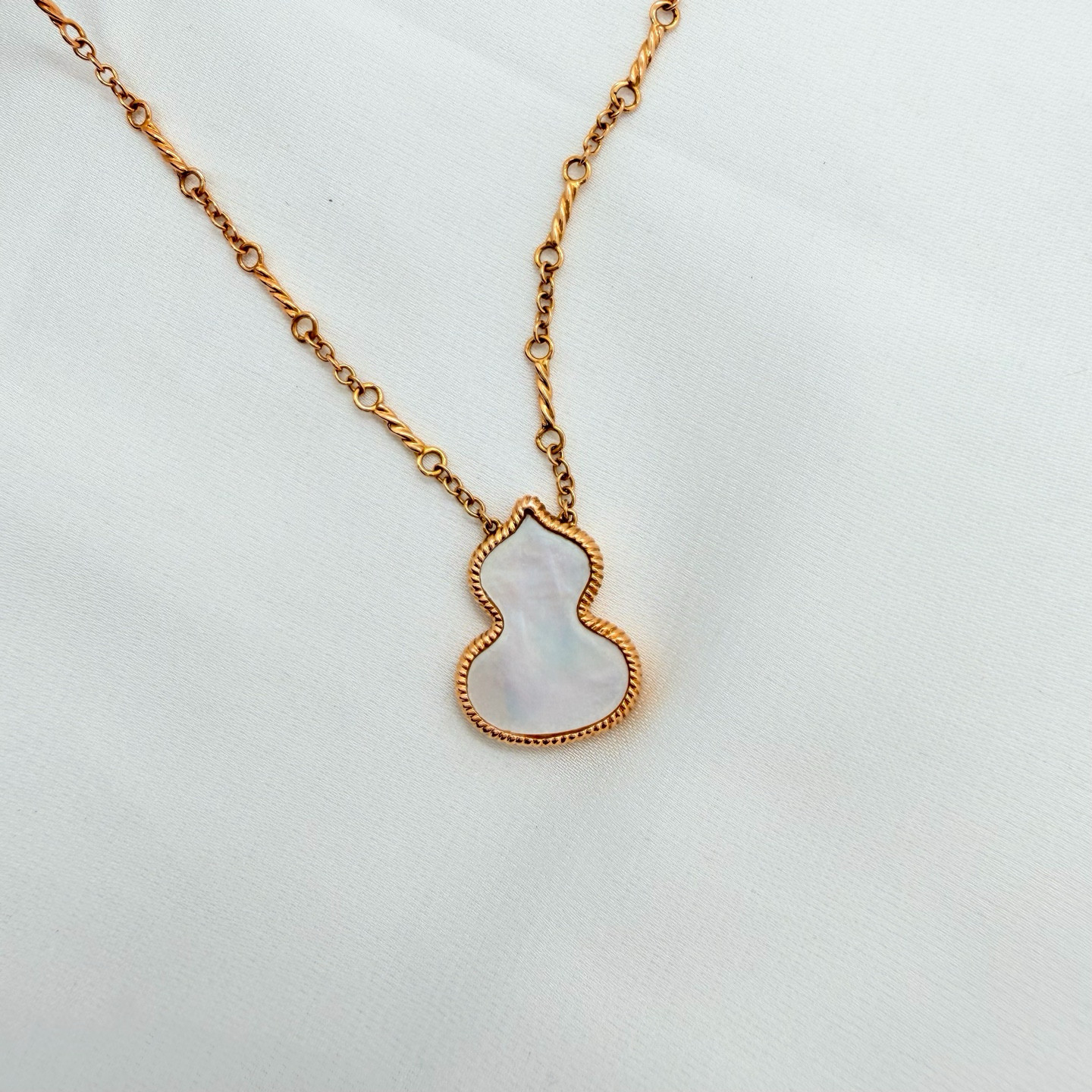 Qeelin Wulu 18K Rose Gold White Mother‑of‑Pearl Gourd Necklace No Accessories