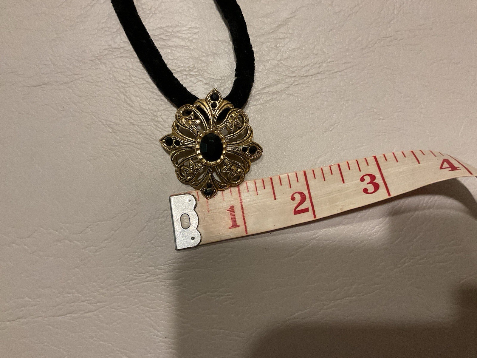VIMTAGE AVON BLACK AND GOLD TONE NECKLACE CHOKER