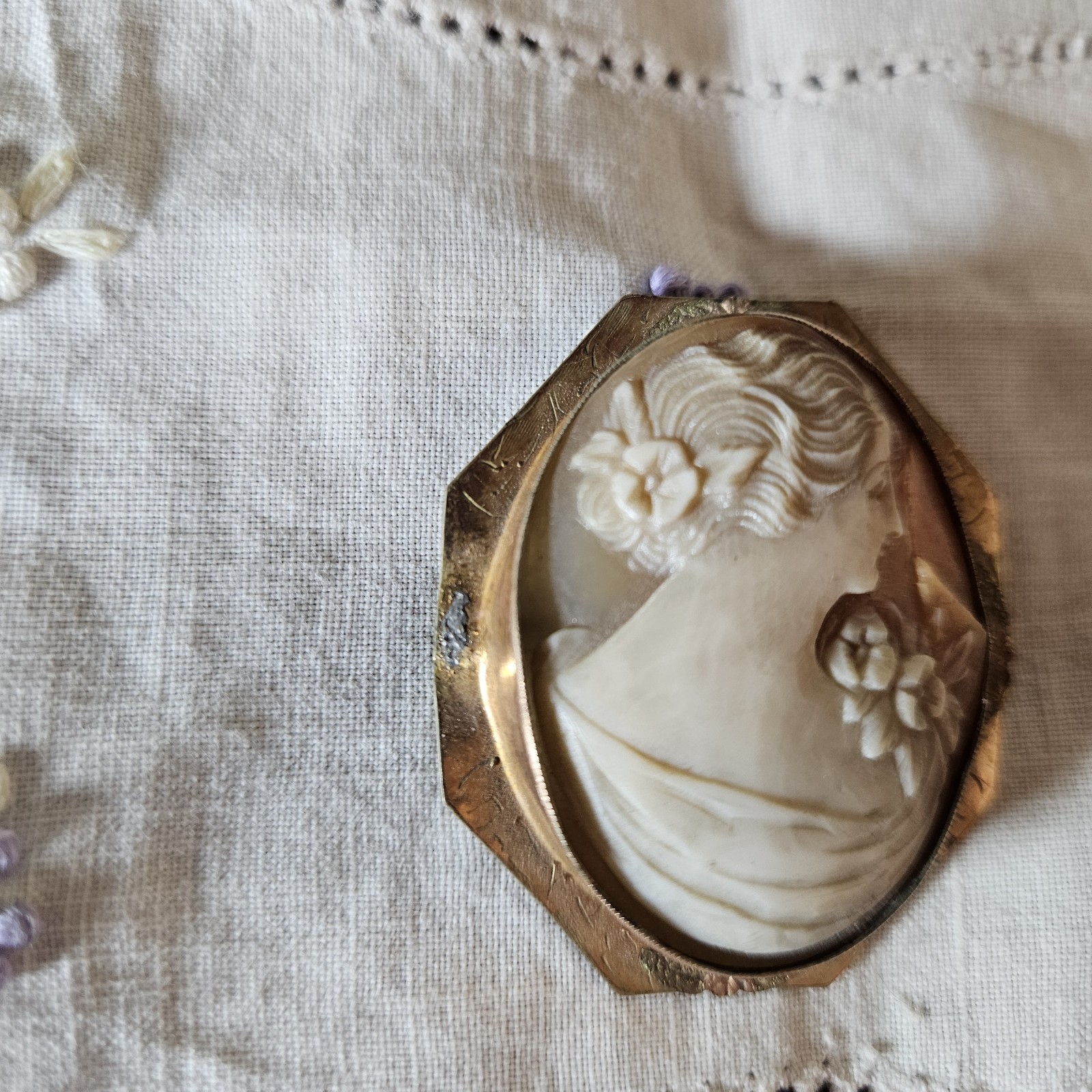 Vintage 1/20 10K GF hand carved shell cameo w/wire frame marked See Photos