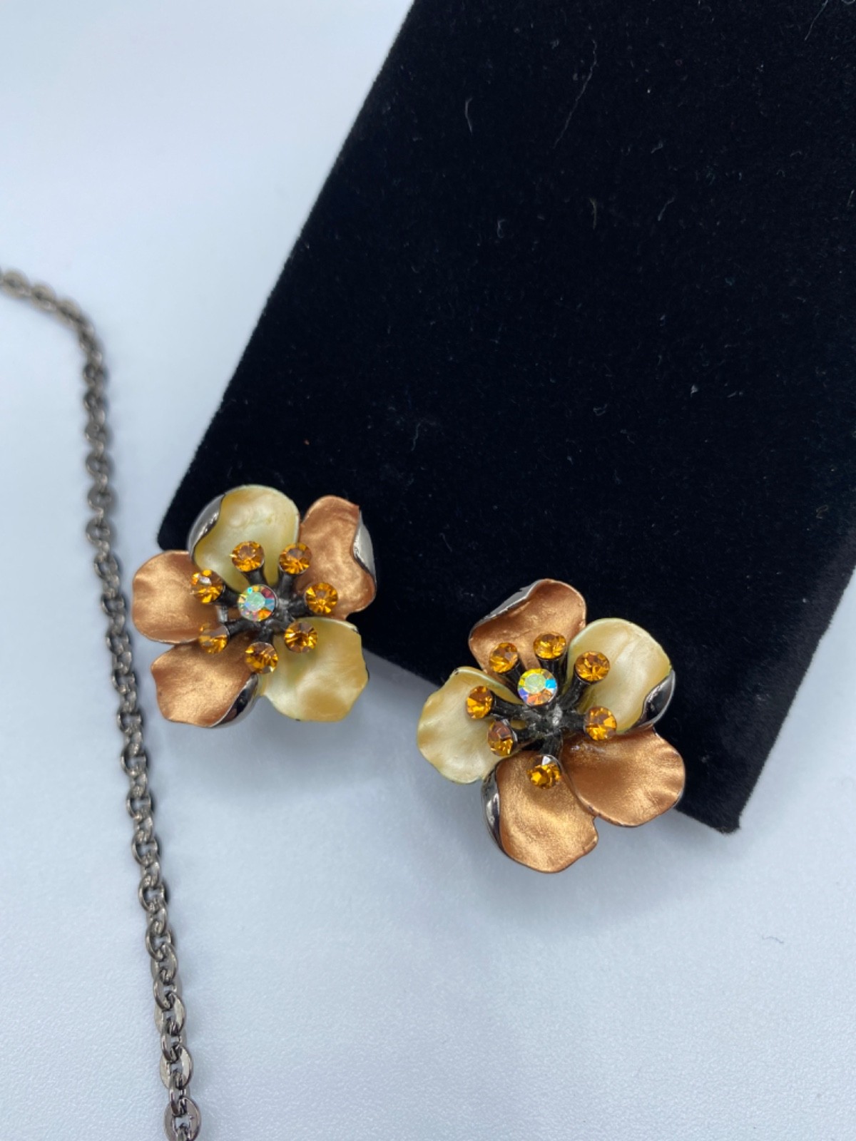 VTG 3D Metal Flowers Colorful Resin Crystal Vine Necklace Earrings Set Clip On