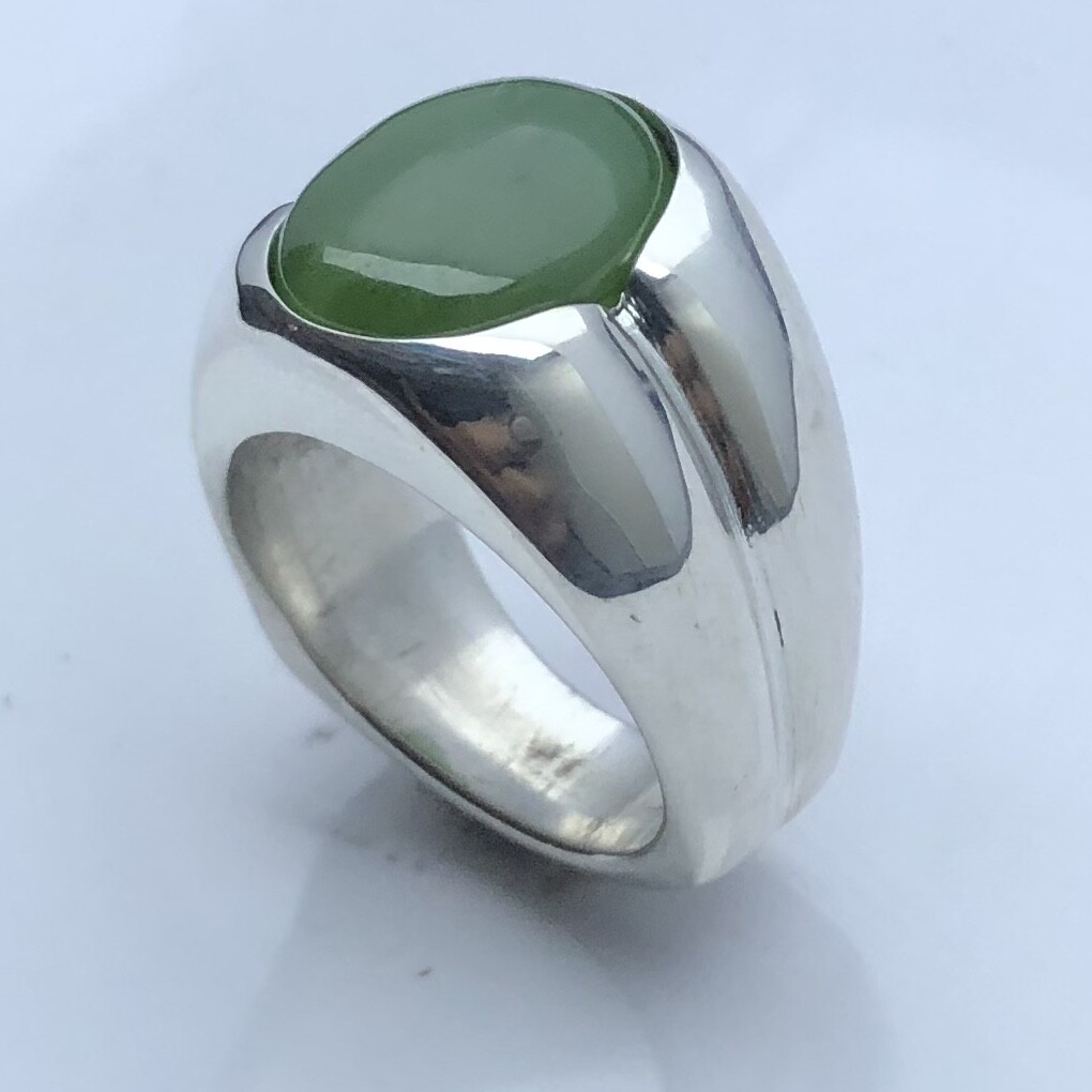 MJG STERLING SILVER MEN’S RING. 16 x 12mm NEPHRITE JADE. SIZE 10. 26 grams