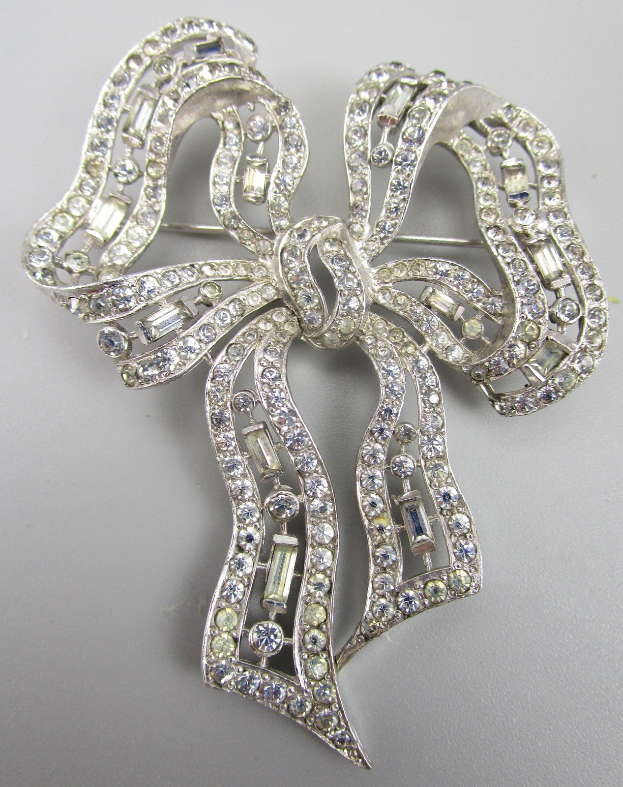 BEAUTIFUL EARLY UNSIGNED EARLY BOUCHER SILVERTONE RHINESTONE BOW BROOCH PIN