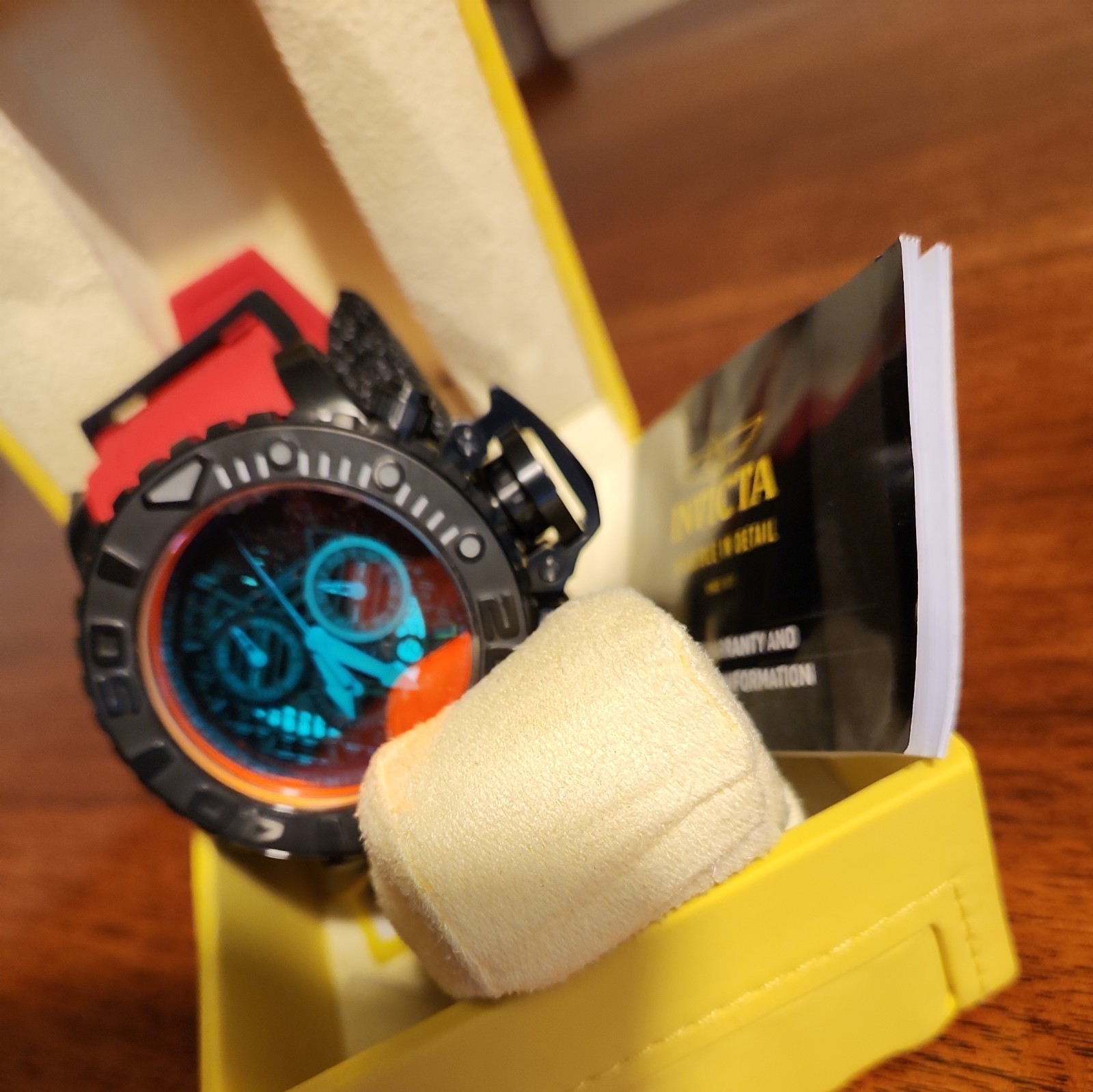 Invicta Sea Hunter 26326Flame Fusion RED crystal original RED silicone band 70mm