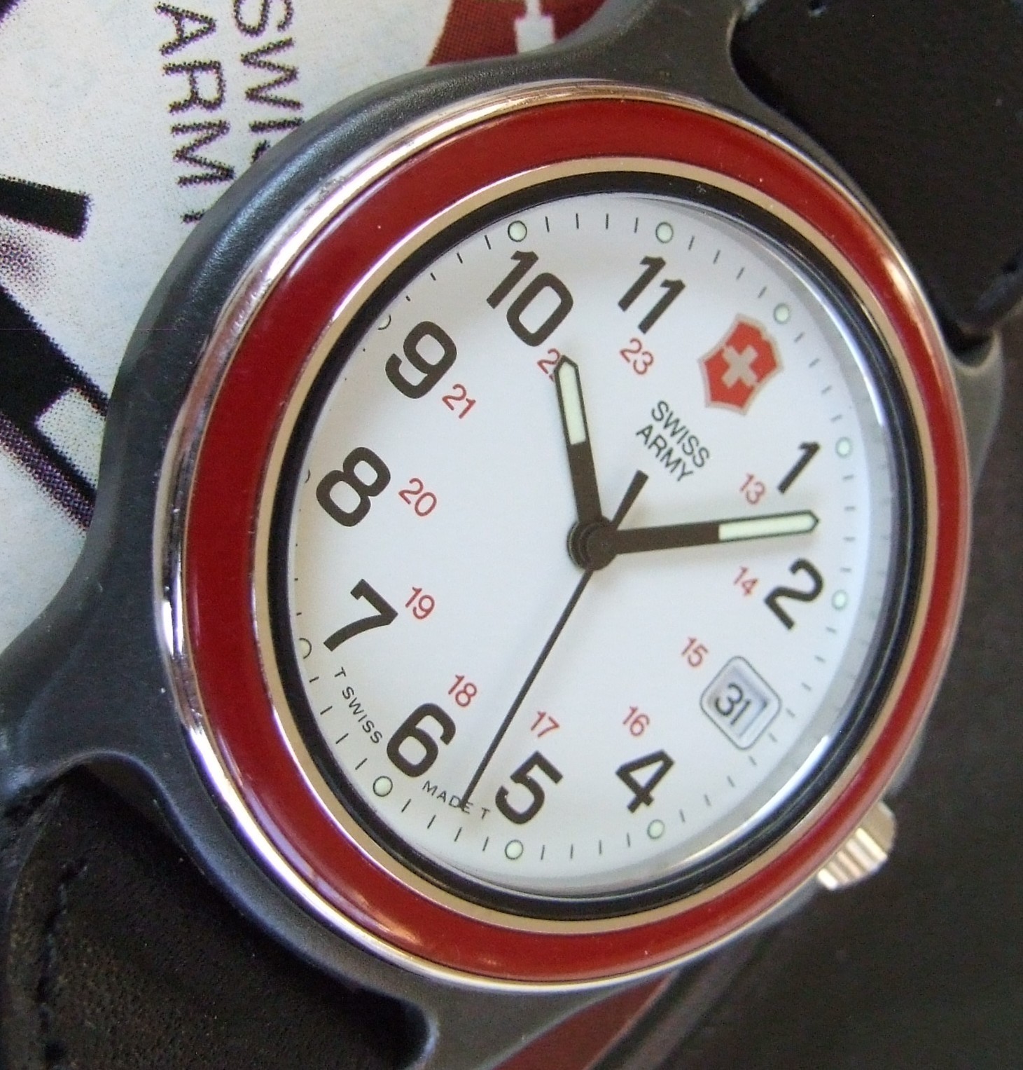 SWISS ARMY Watch~Men ‘The Famous’ ORIGINAL Series 2000 ClaSSiC RED~OEM STRAP~EUC