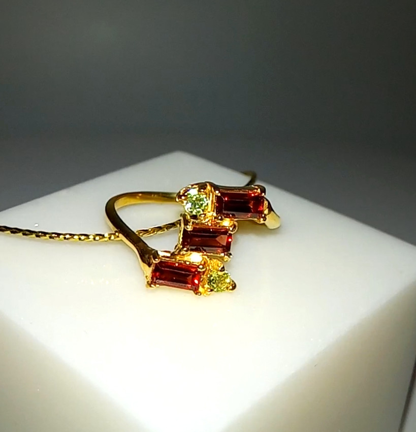 🔥🔥🔥Exclusive GARNET & PERIDOT RING in Silver and Gold – UNIQUE, Size 17.25