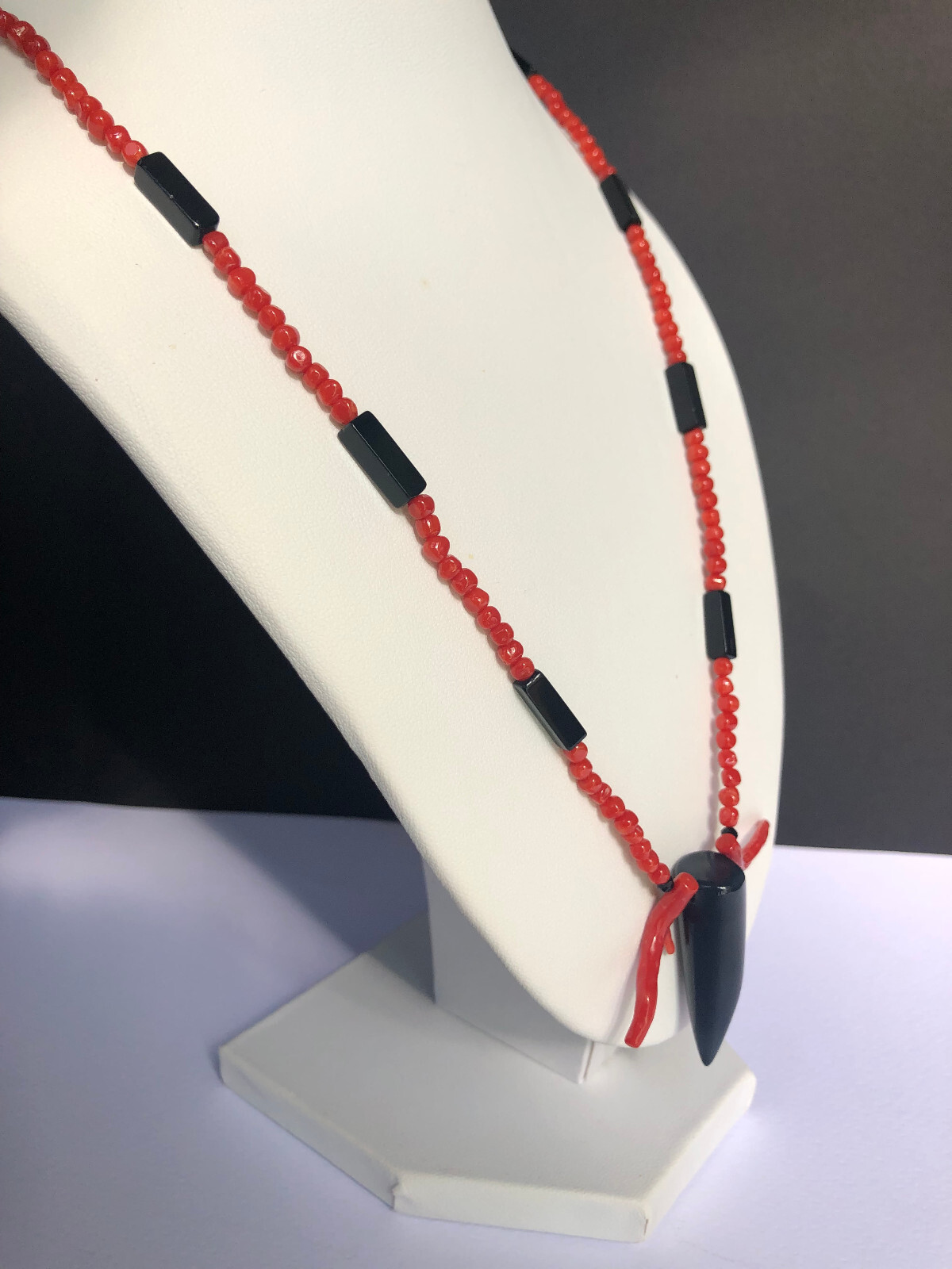 Collana a “pepite” di vero corallo rosso del mediterraneo e corno in onice