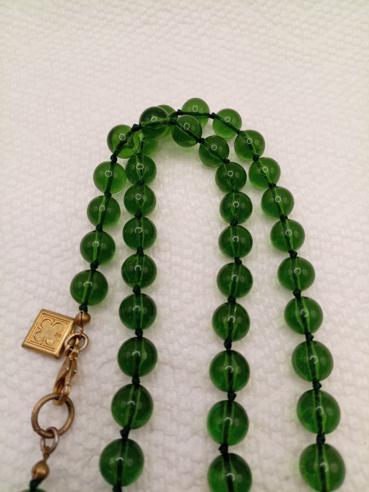 LIZ CLAIRBORNE Green Acrylic Bead Necklace 10mm Beads 32 Inches Long