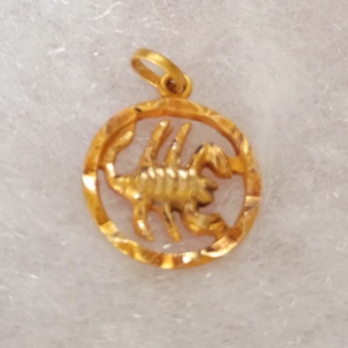 Vintage 14K Gold Scorpio Zodiac Pendant Charm 1.39g Diamond Cut 1/2″ Round