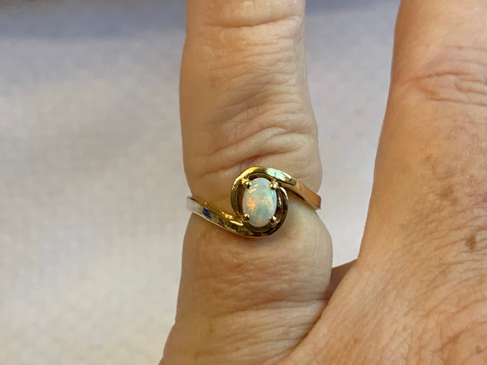 14K Yellow Gold Ring 1.95g Fine Jewelry Size 5 Band Opal Look Stone *READ*
