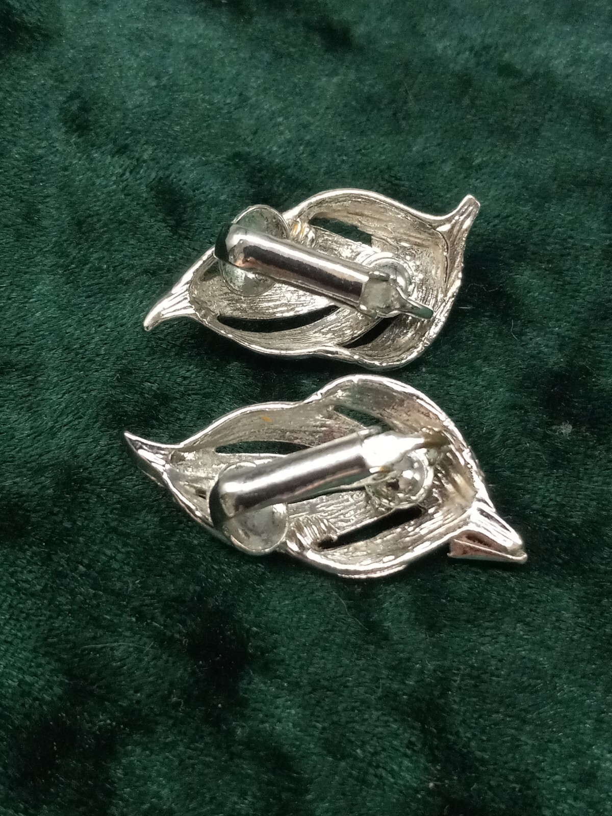 Detailed open work design silver tone Leaf Brooch & Clip-on Earring Set
