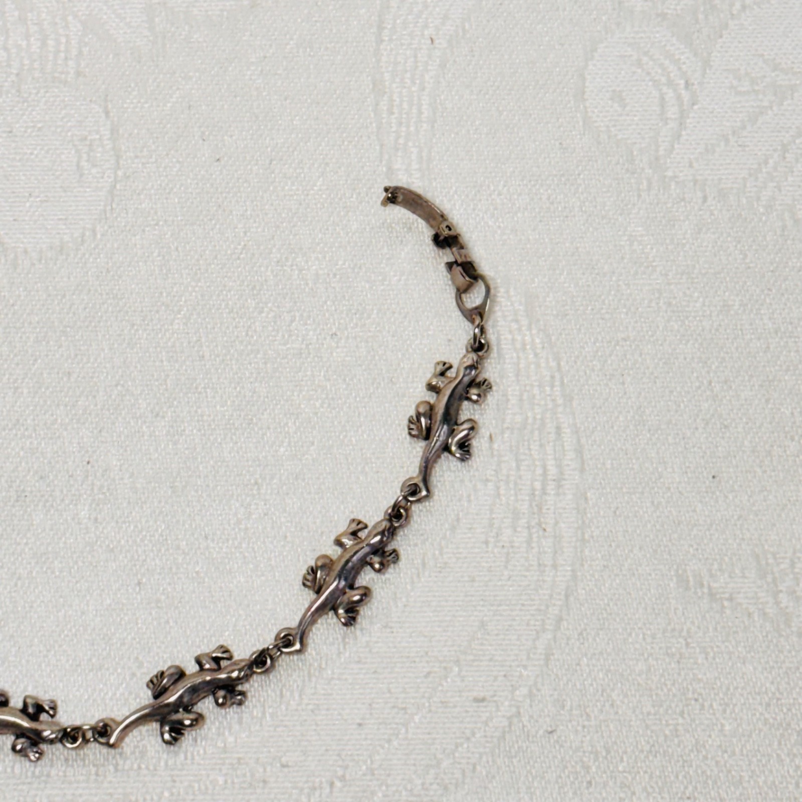 BRACELET lizard gecko silvertone metal links fold over clasp vintage 7 1/4″ c