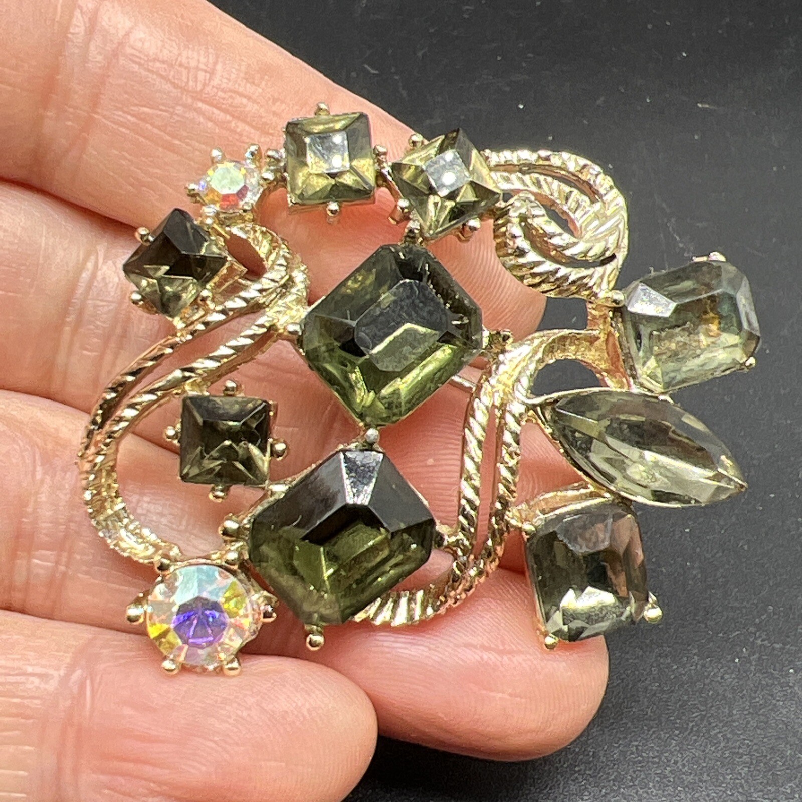 VINTAGE GREEN AB RHINESTONE GOLDTONE 1.8” BROOCH PIN (6638)