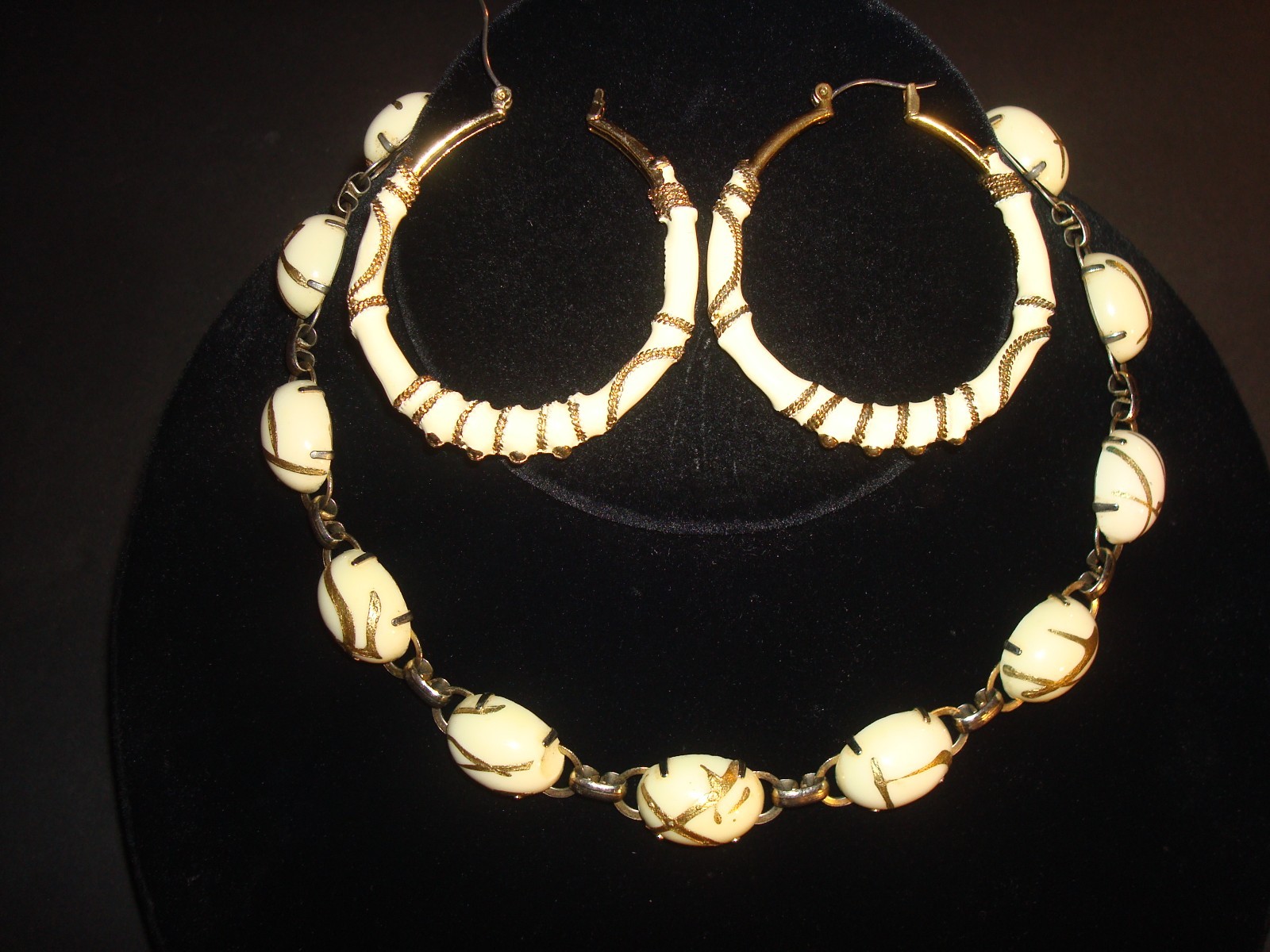 VINTAGE, SET NECKLACE & POST HOOP LARGE EARRINGS CREAM/BEIGE GOLD ACCENT PERFECT