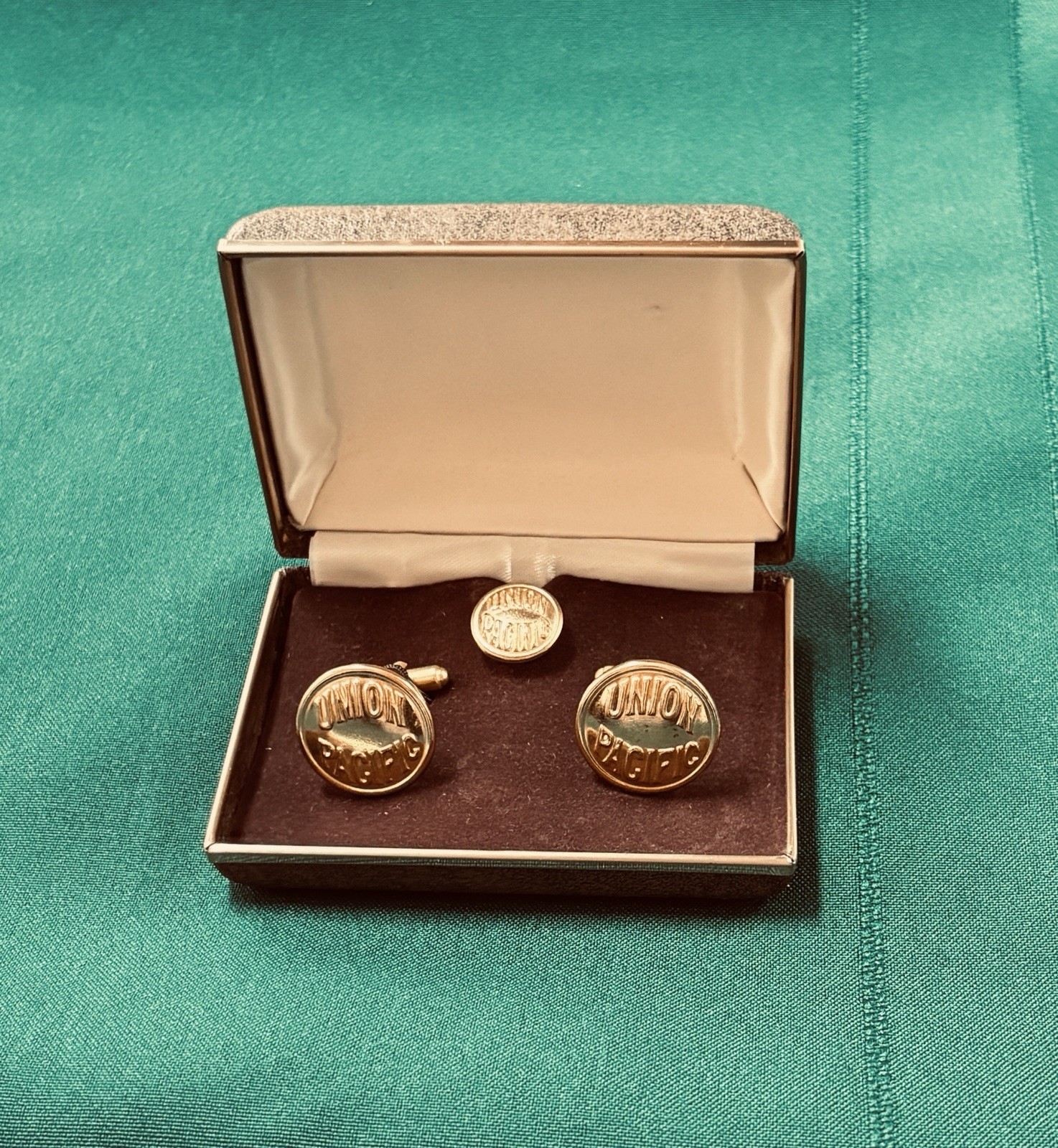 Vintage Rare Waterbury Union Pacific Railroad Cufflinks & Lapel Pin Old Stock