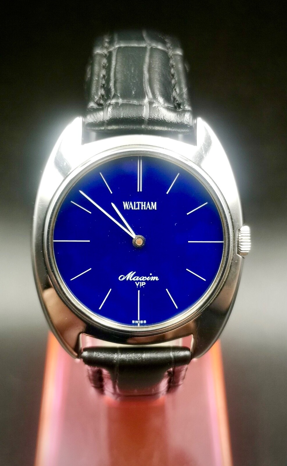 Vintage And Rare WALTHAM Maxim VIP Hand-Winding Unisex watch. 17 Jewels.