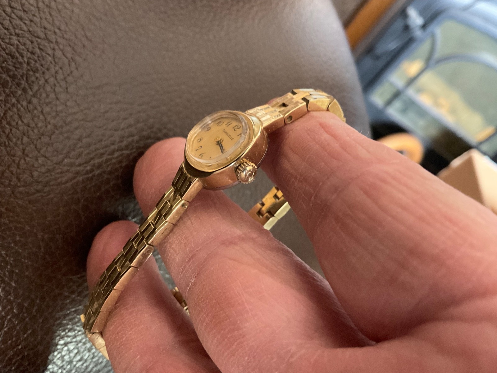 Bulova Caravelle womens wind up watch from 1980 fit to 6 1/4 in wrist runs good