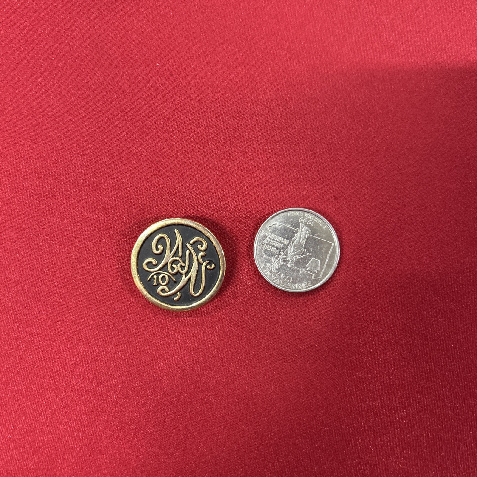 Weight Watcher 10 LB Black And Gold Toned Lapel Pin