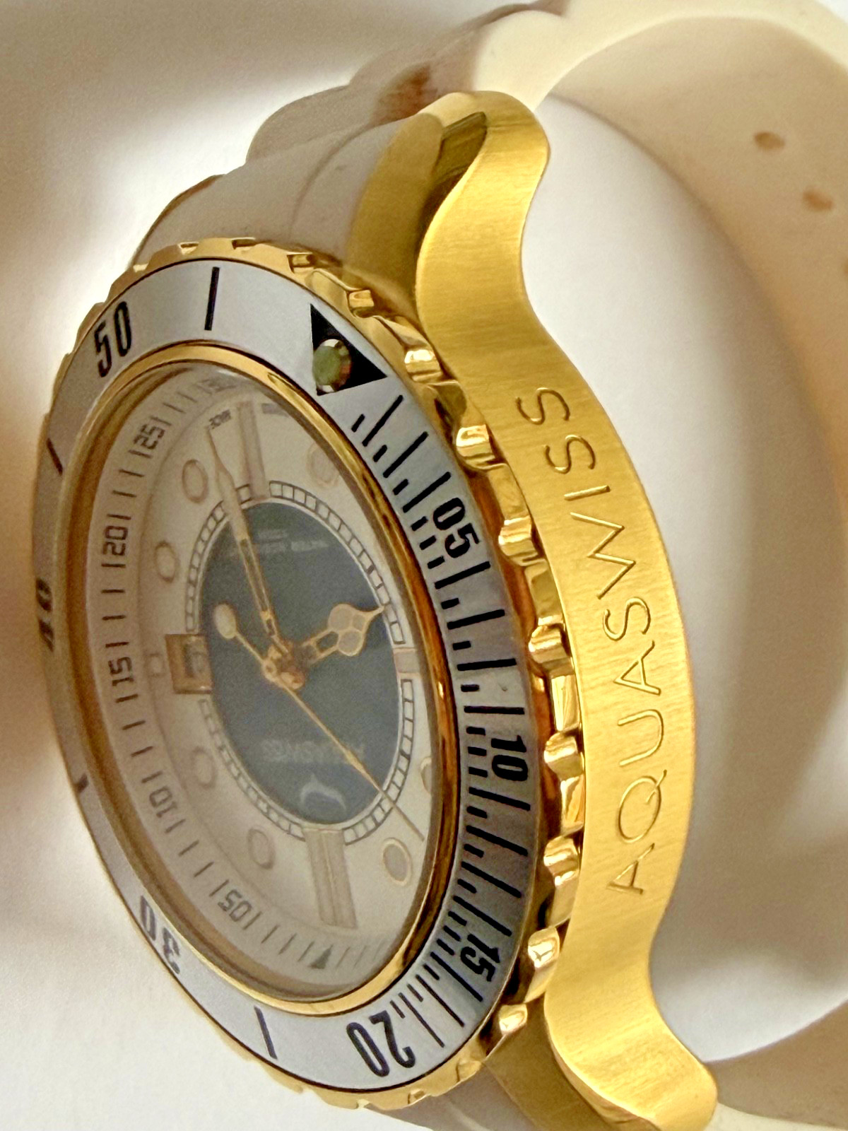 AQUASWISS RUGGED RUO996G 0498 QUARTZ SWISS MOVEMENT MEN”S WATCH