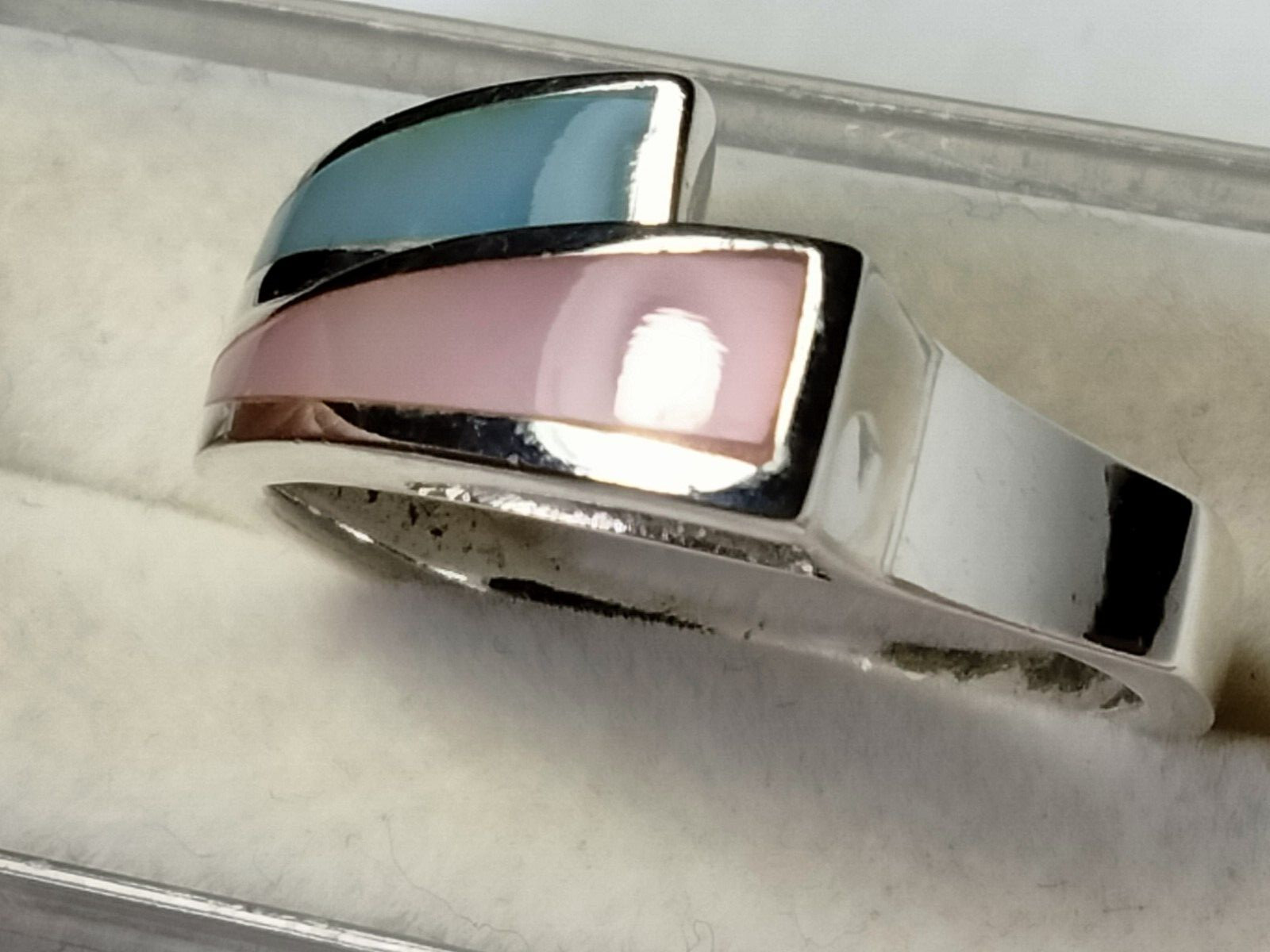 CHARMING MOP INLAYS IN TRENDY STERLING SILVER.925 RING SIZE 8.75-9.0