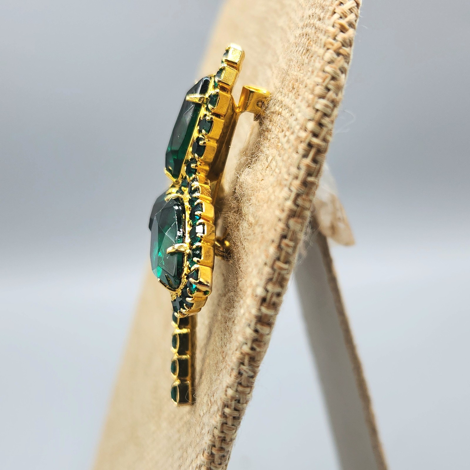 Vintage Green Teardrop Halo Rhinestone Gold Tone Three Leaf Brooch