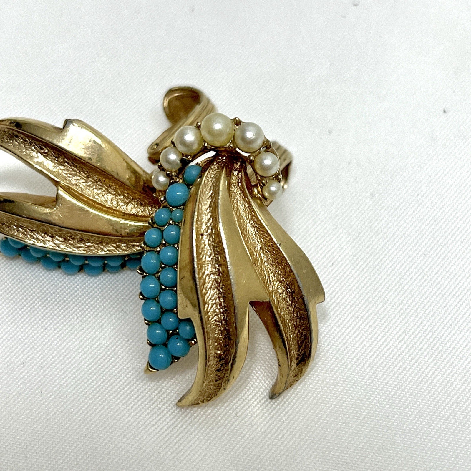 Boucher Turquoise Gold Tone Faux Pearl Clip On Earrings Signed 7173 Vintage