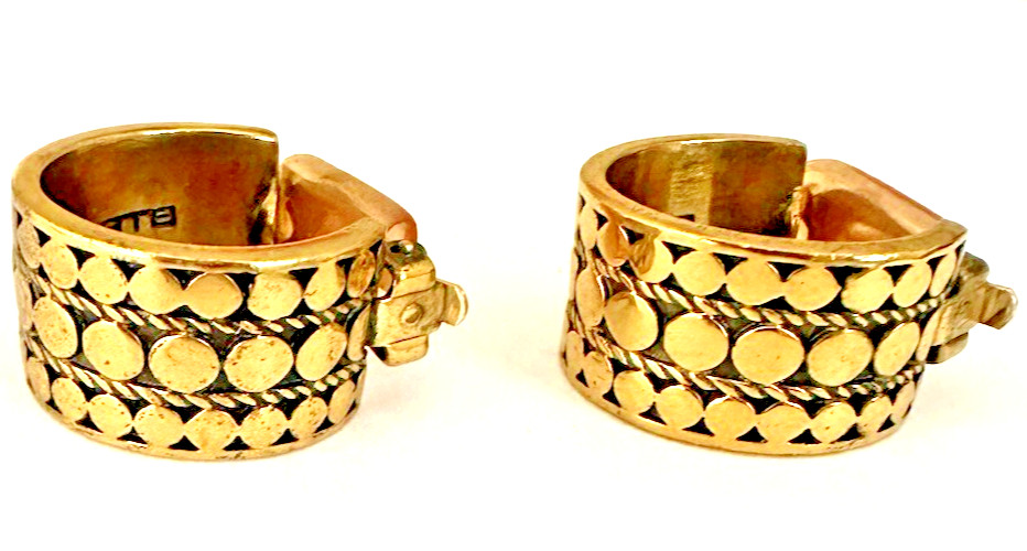 Vintage Ellen Tracy Gold Tone Textured Hoop Clip On Earrings 7/8″ Signed